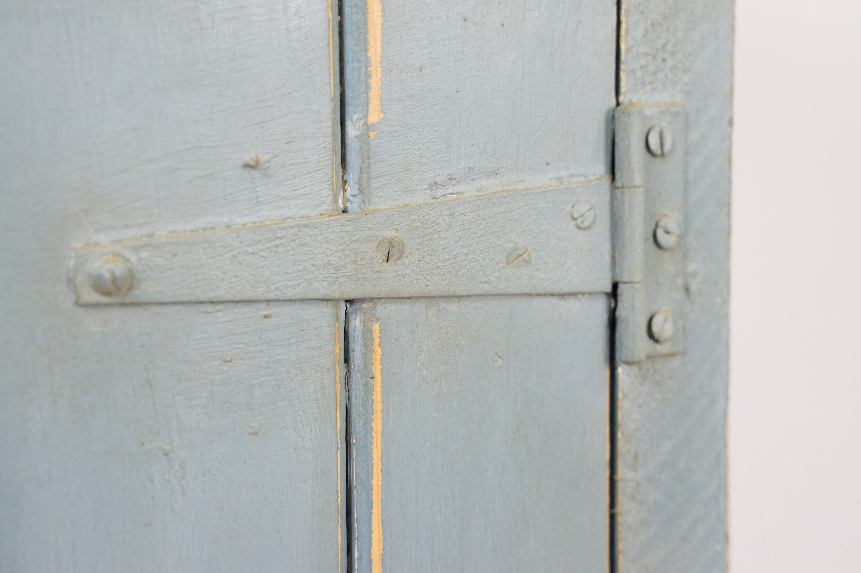 Tall narrow pine cupboard. Measures 110 x 40 x 20cm. - Image 5 of 9