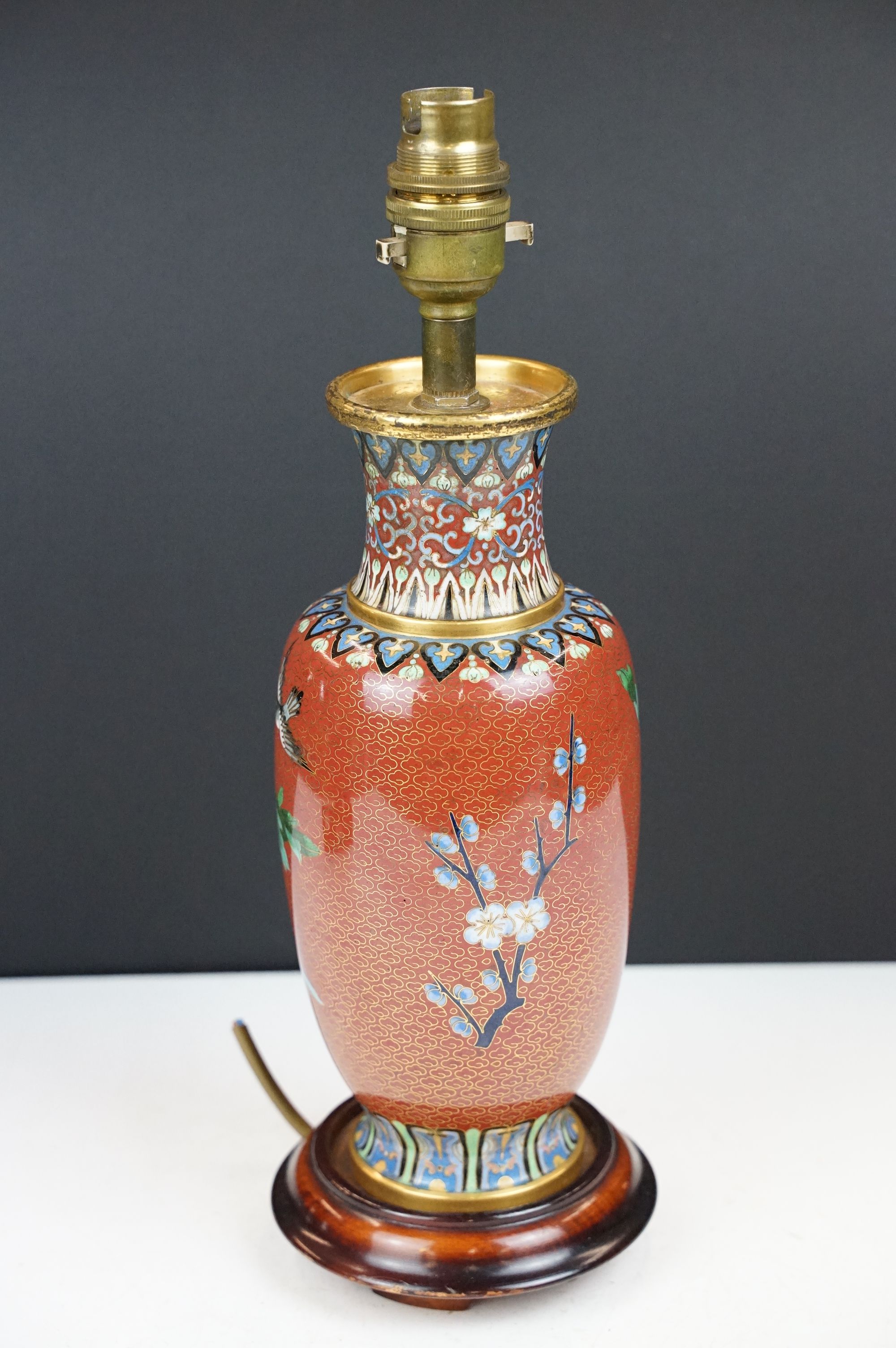 Cloisonne Table Lamp decorated with chrysanthemums on a red ground, raised on a wooden stand, 34cm - Image 3 of 9