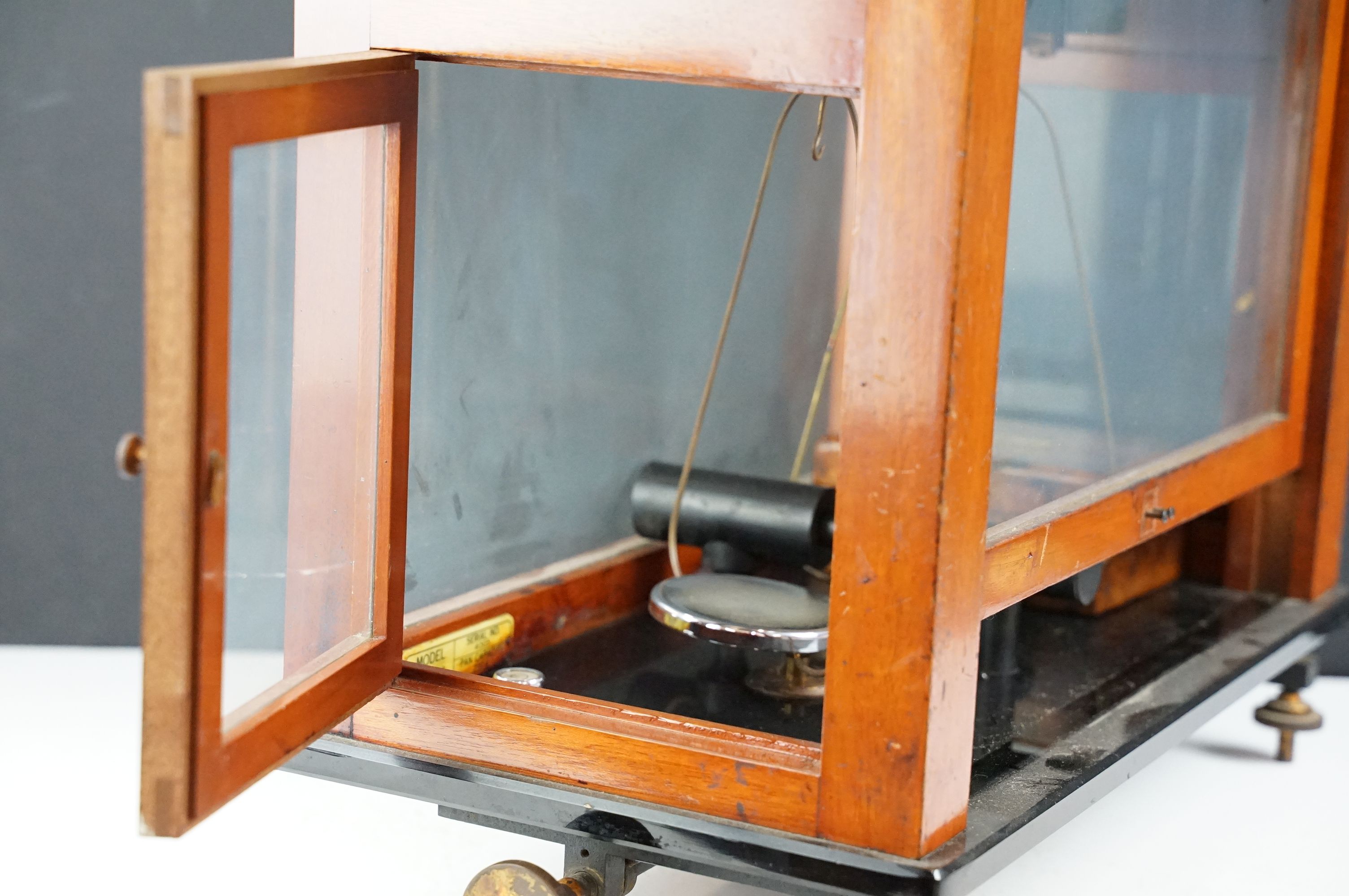 Set of vintage Oerting balance scales set within a glazed wooden case with a set of brass weights - Image 16 of 19