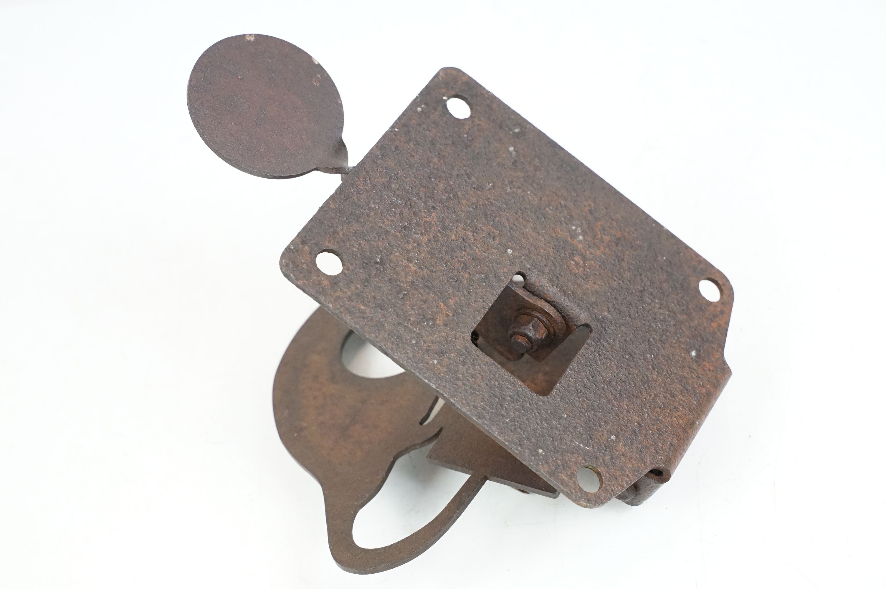 Vintage iron target practice in the form of a rat with collapsible mechanism, approx 18cm tall - Image 5 of 5