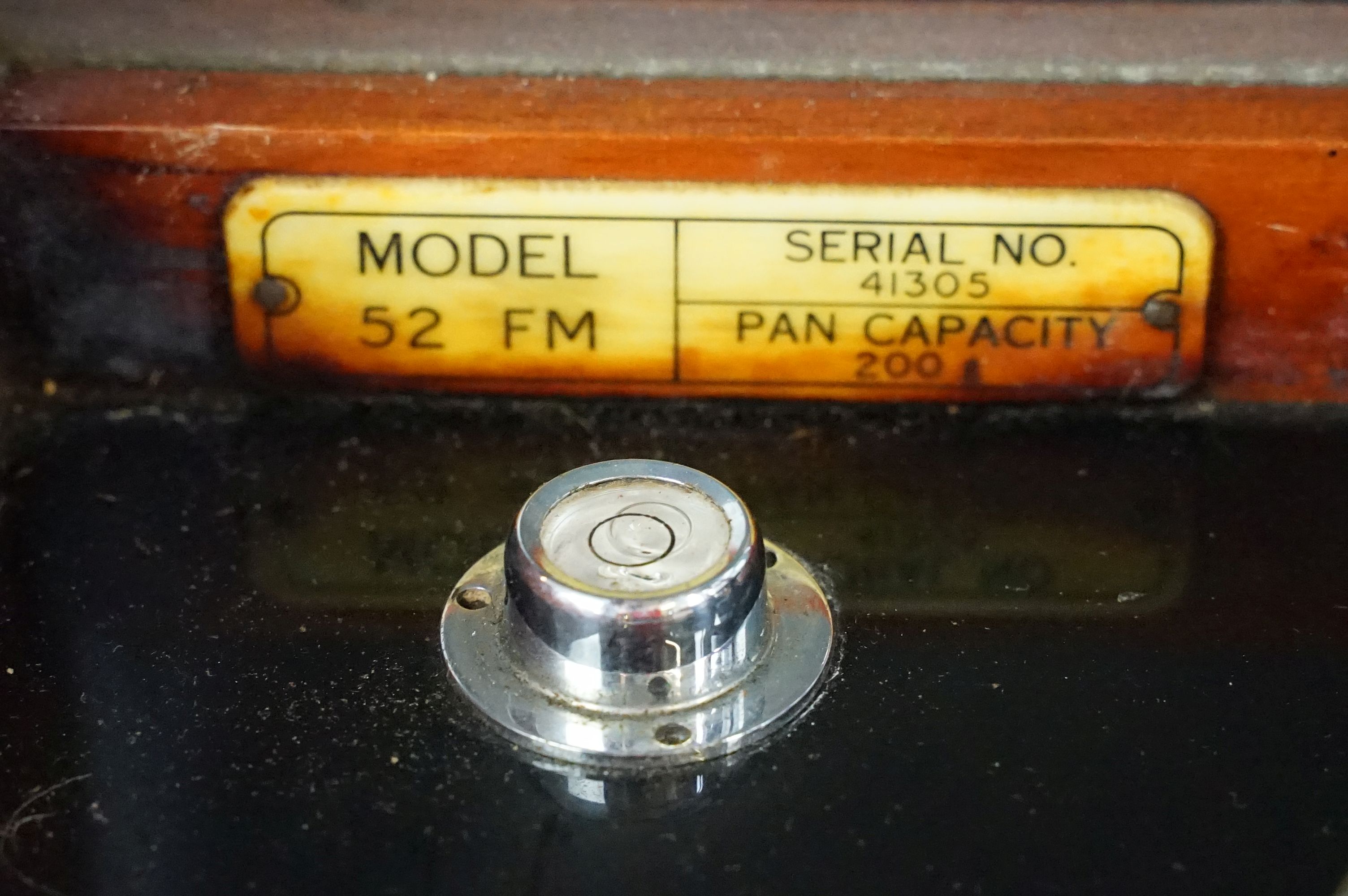 Set of vintage Oerting balance scales set within a glazed wooden case with a set of brass weights - Image 10 of 19