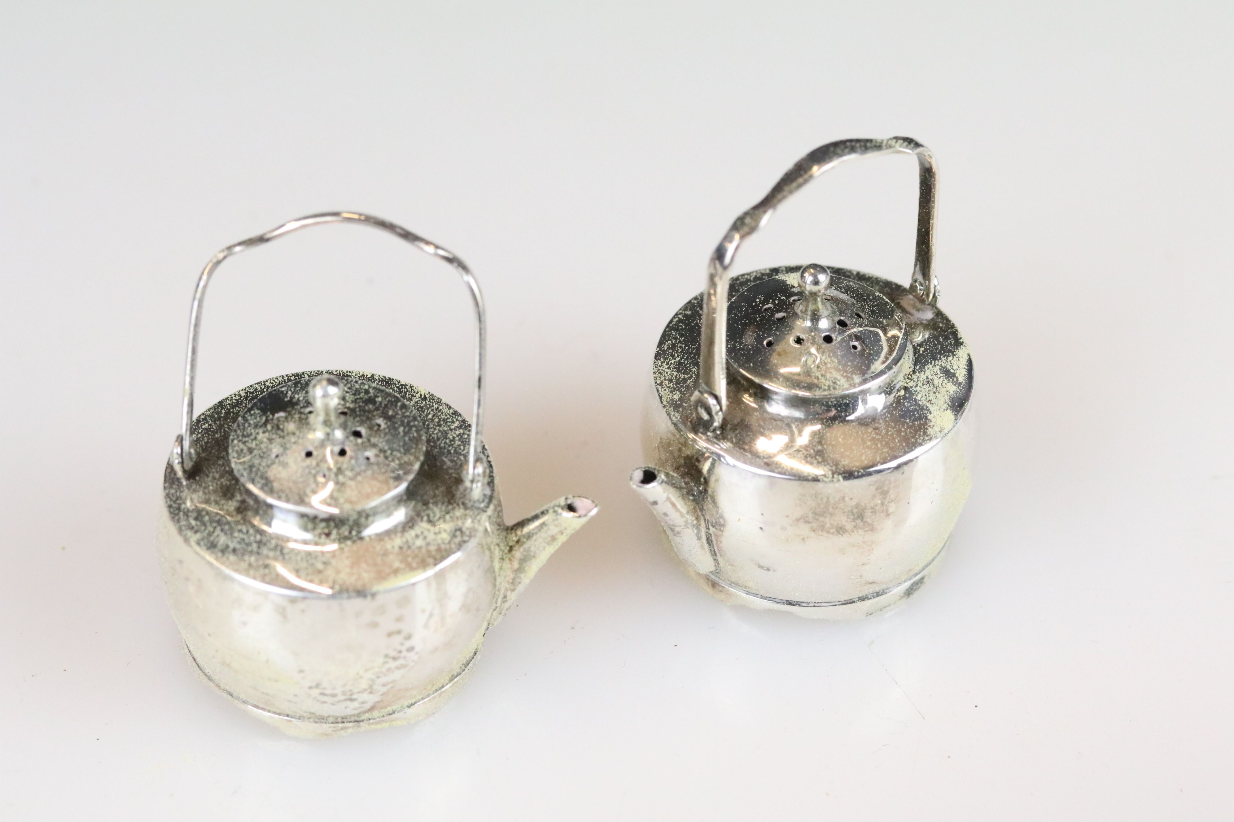 A group of four oriental collectables to include 2 miniature silver teapot pepperettes, spoon and - Image 5 of 6