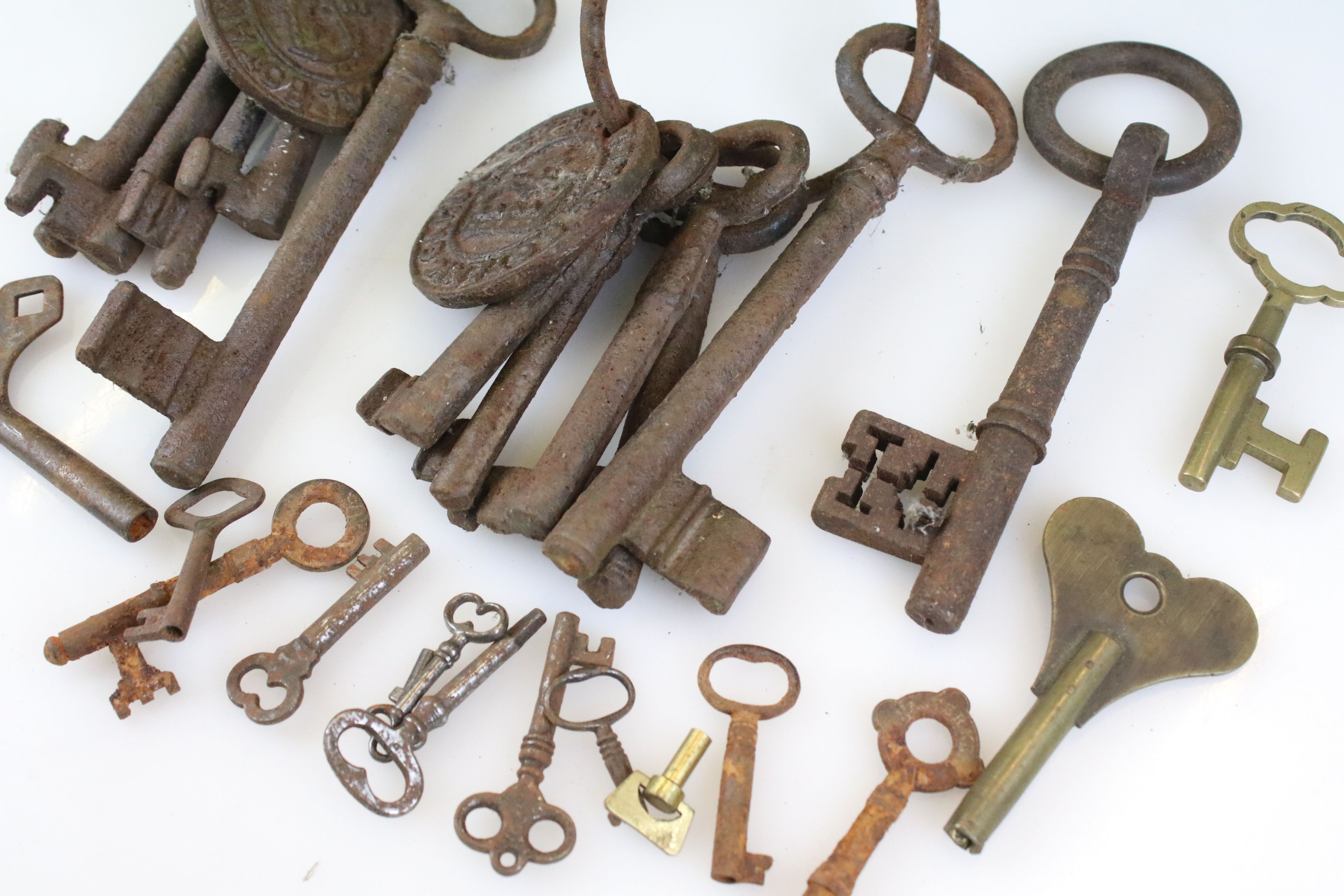 Collection of metal keys, mostly antique examples, featuring keys on a ring with metal plaque / - Image 4 of 4