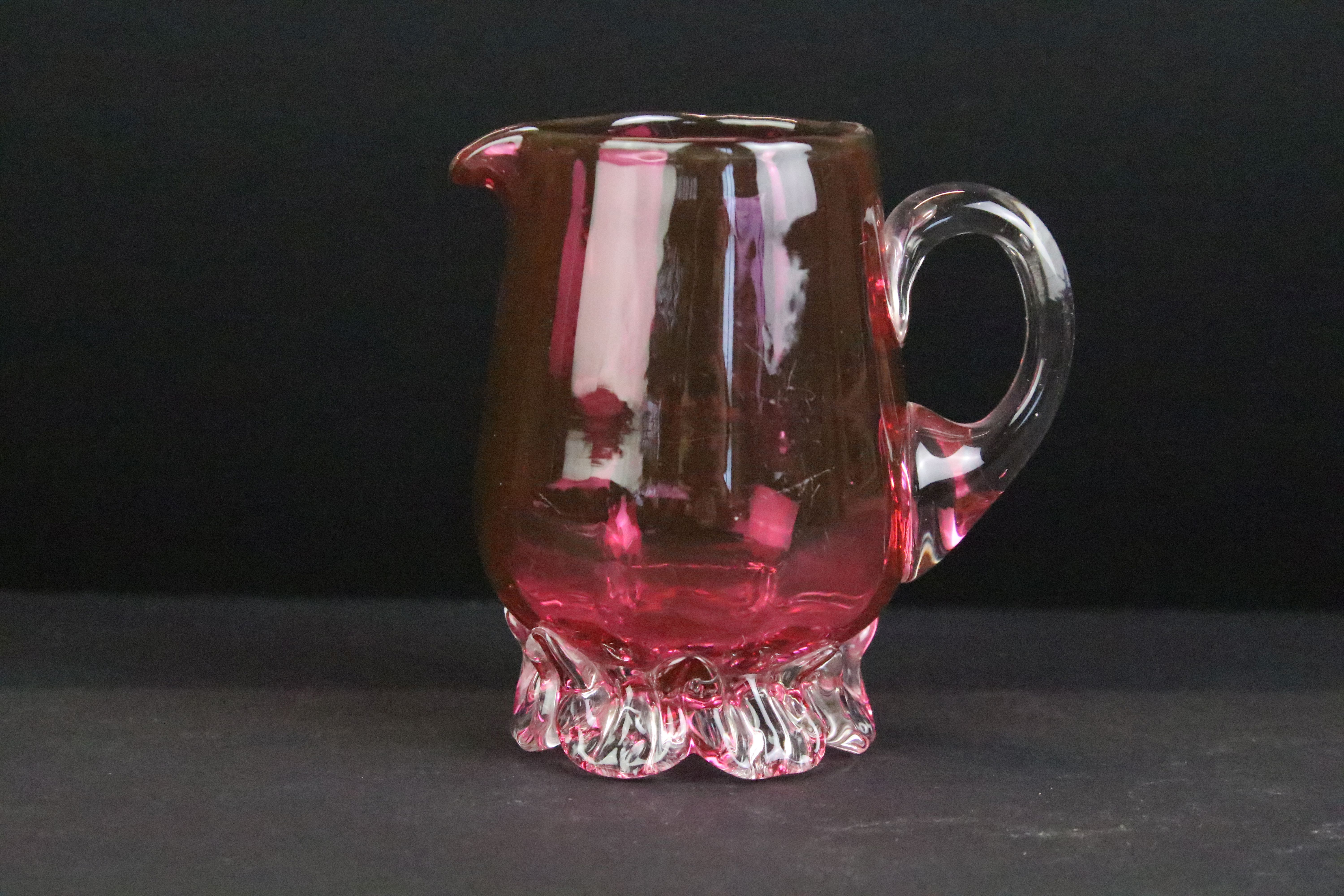 Collection of cranberry glassware, 19th century onwards, to include a set of seven drinking glasses, - Bild 4 aus 4