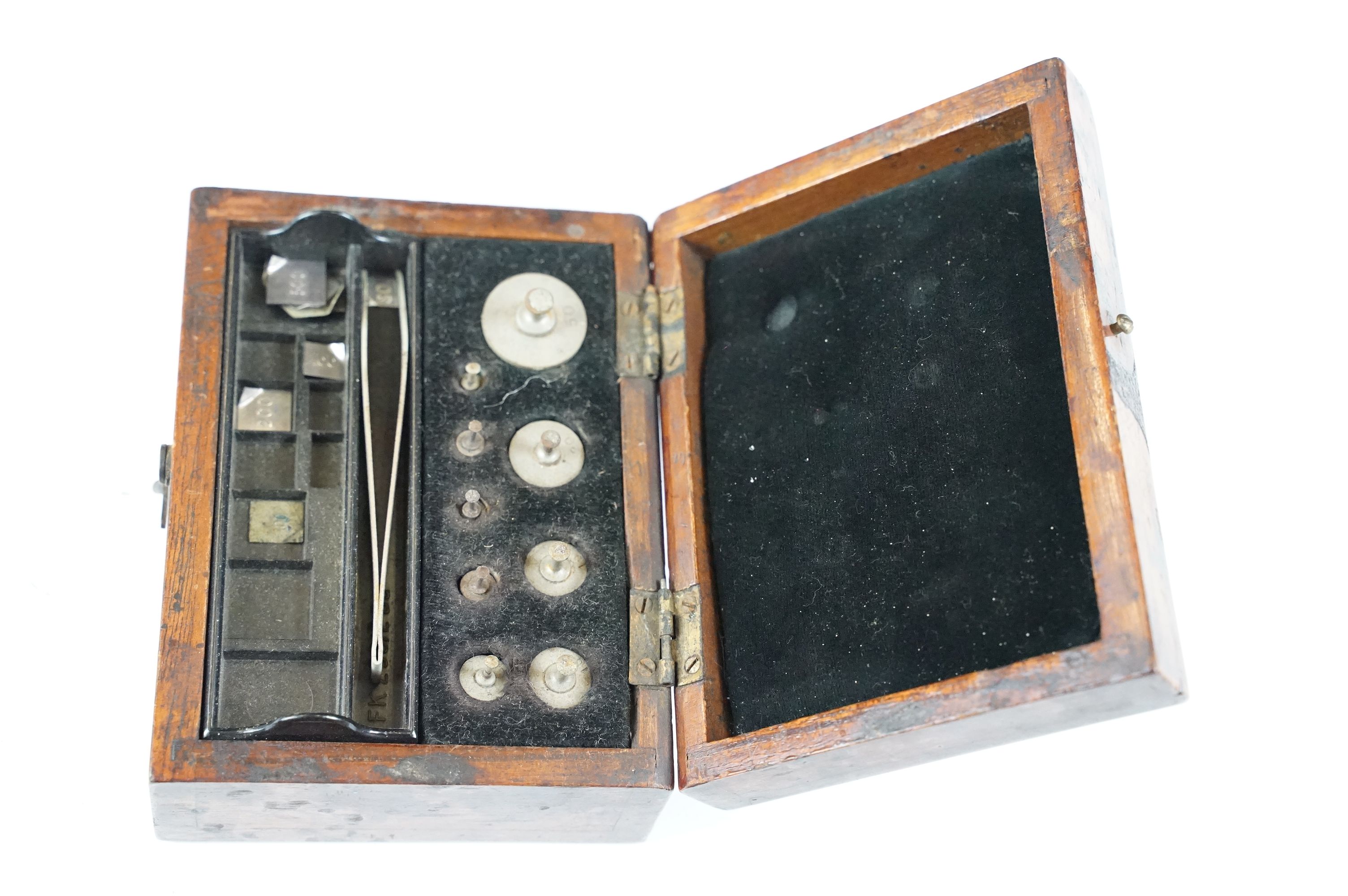 Set of vintage Oerting balance scales set within a glazed wooden case with a set of brass weights - Image 11 of 19