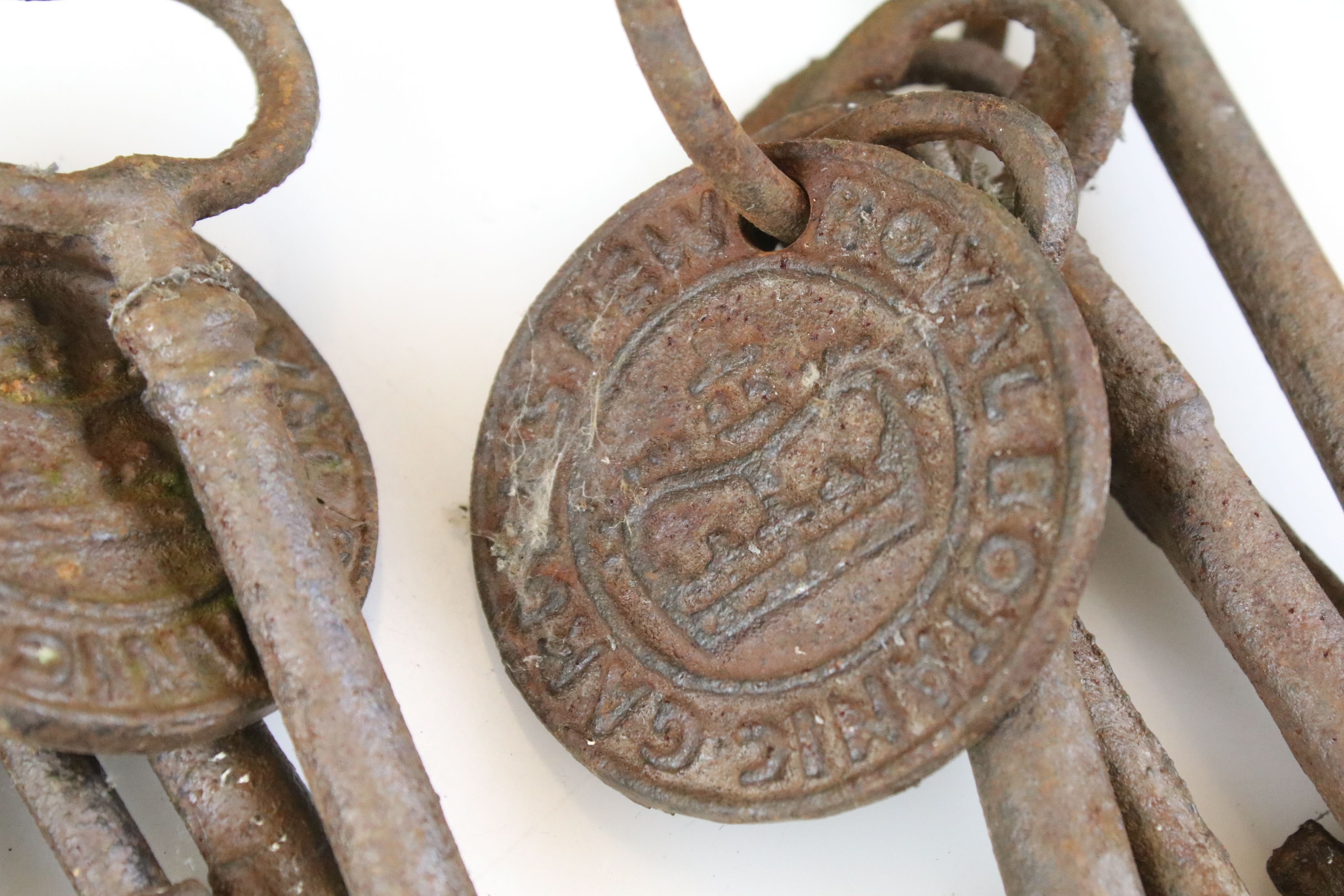 Collection of metal keys, mostly antique examples, featuring keys on a ring with metal plaque / - Image 2 of 4