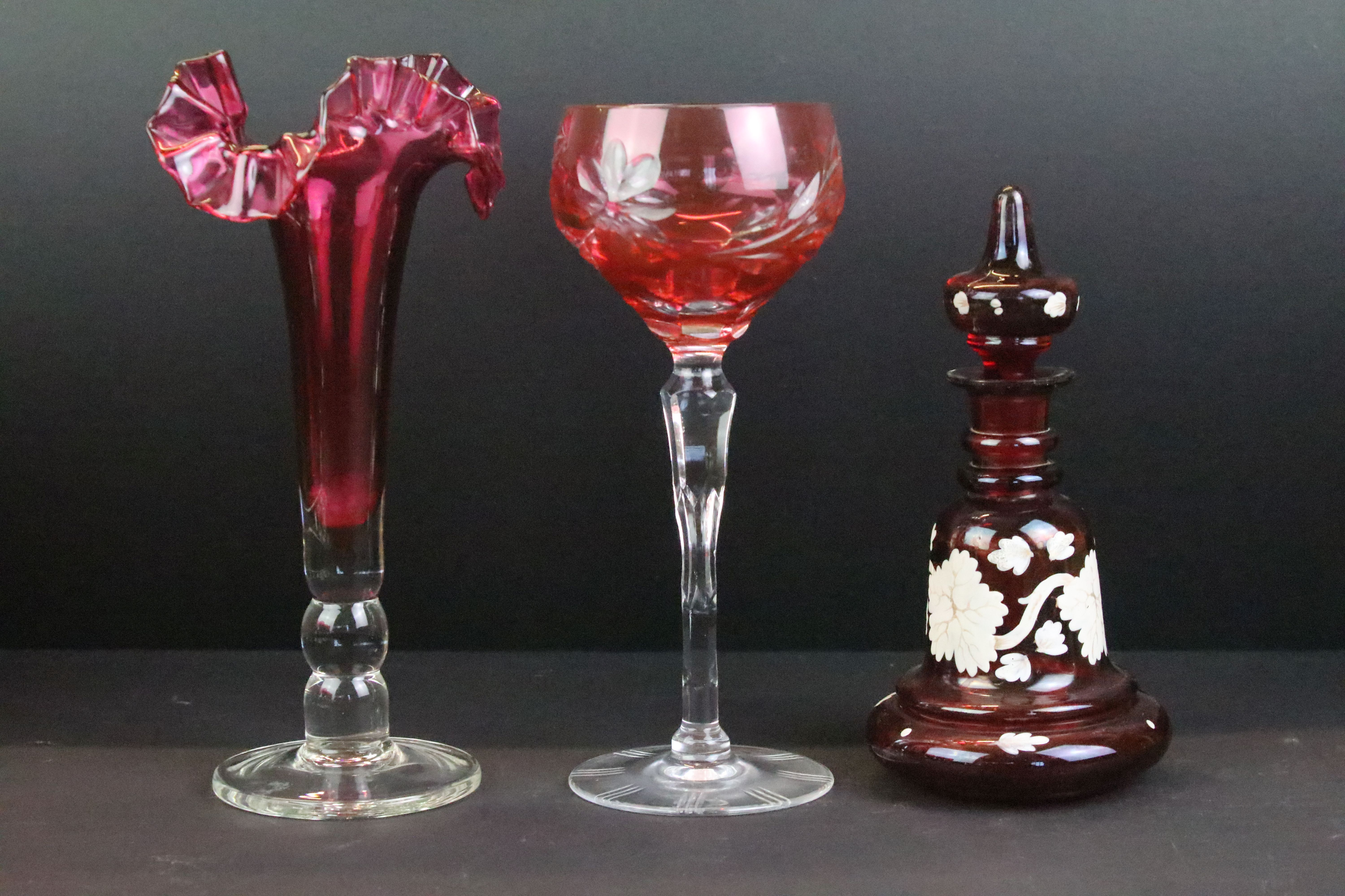 Collection of cranberry glassware, 19th century onwards, to include a set of seven drinking glasses, - Bild 2 aus 4