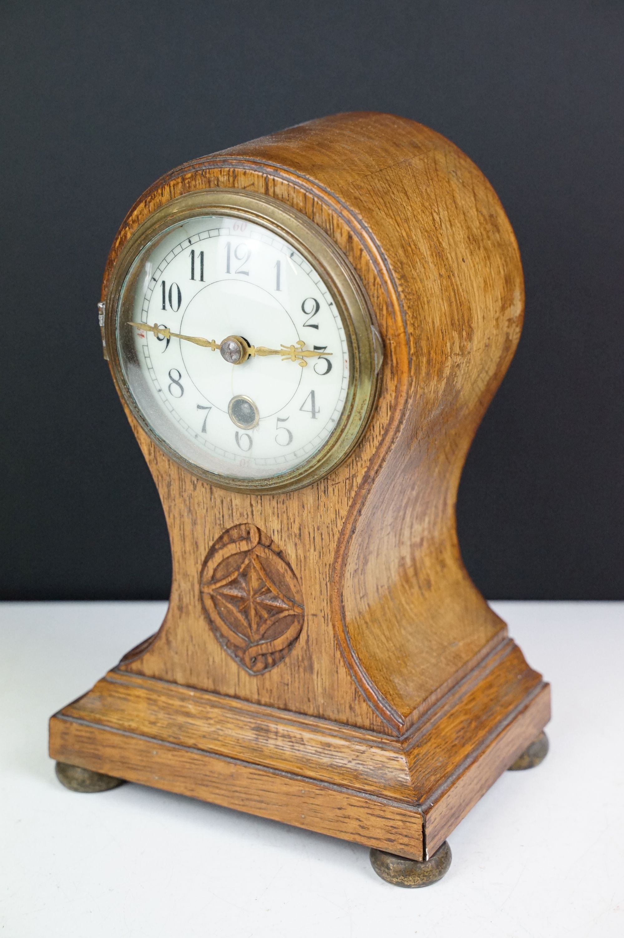 Edwardian balloon oak mantel clock with white enamel dial and carved detail, approx 22.5cm high - Image 3 of 7