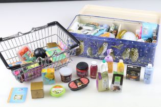 Collection of miniature food items featuring juice, pie, ice lollies, bread, cookies, etc. (2)