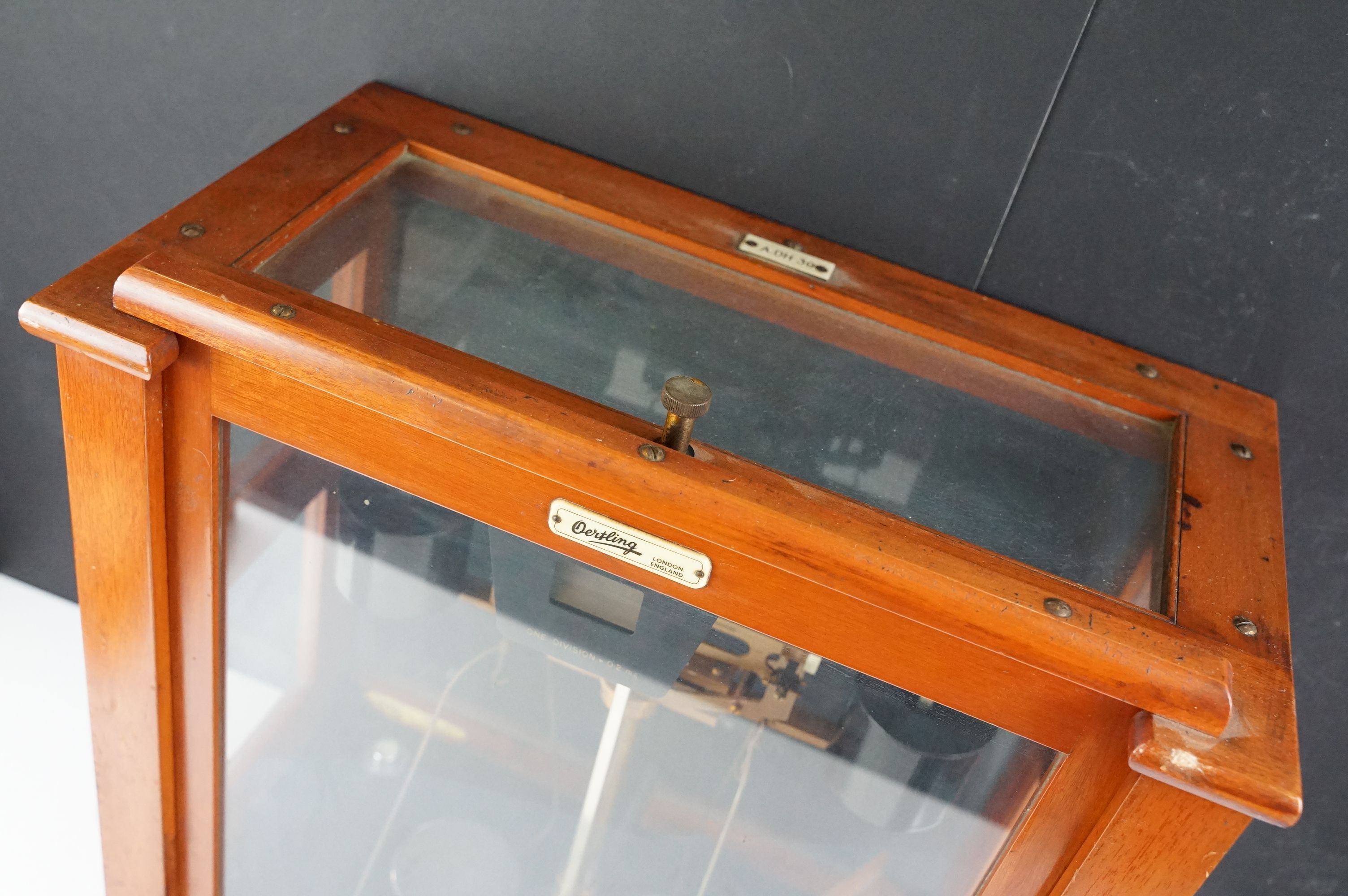 Set of vintage Oerting balance scales set within a glazed wooden case with a set of brass weights - Image 3 of 19