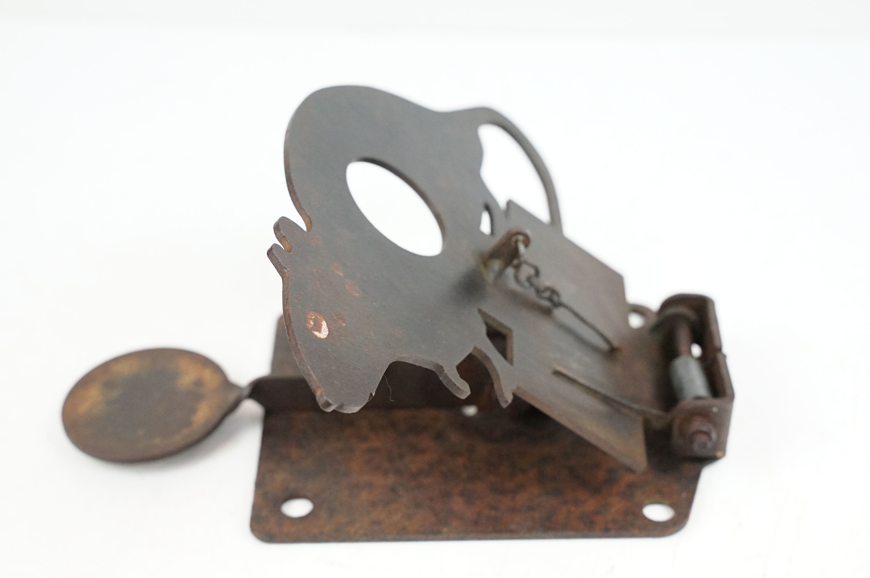 Vintage iron target practice in the form of a rat with collapsible mechanism, approx 18cm tall - Image 4 of 5