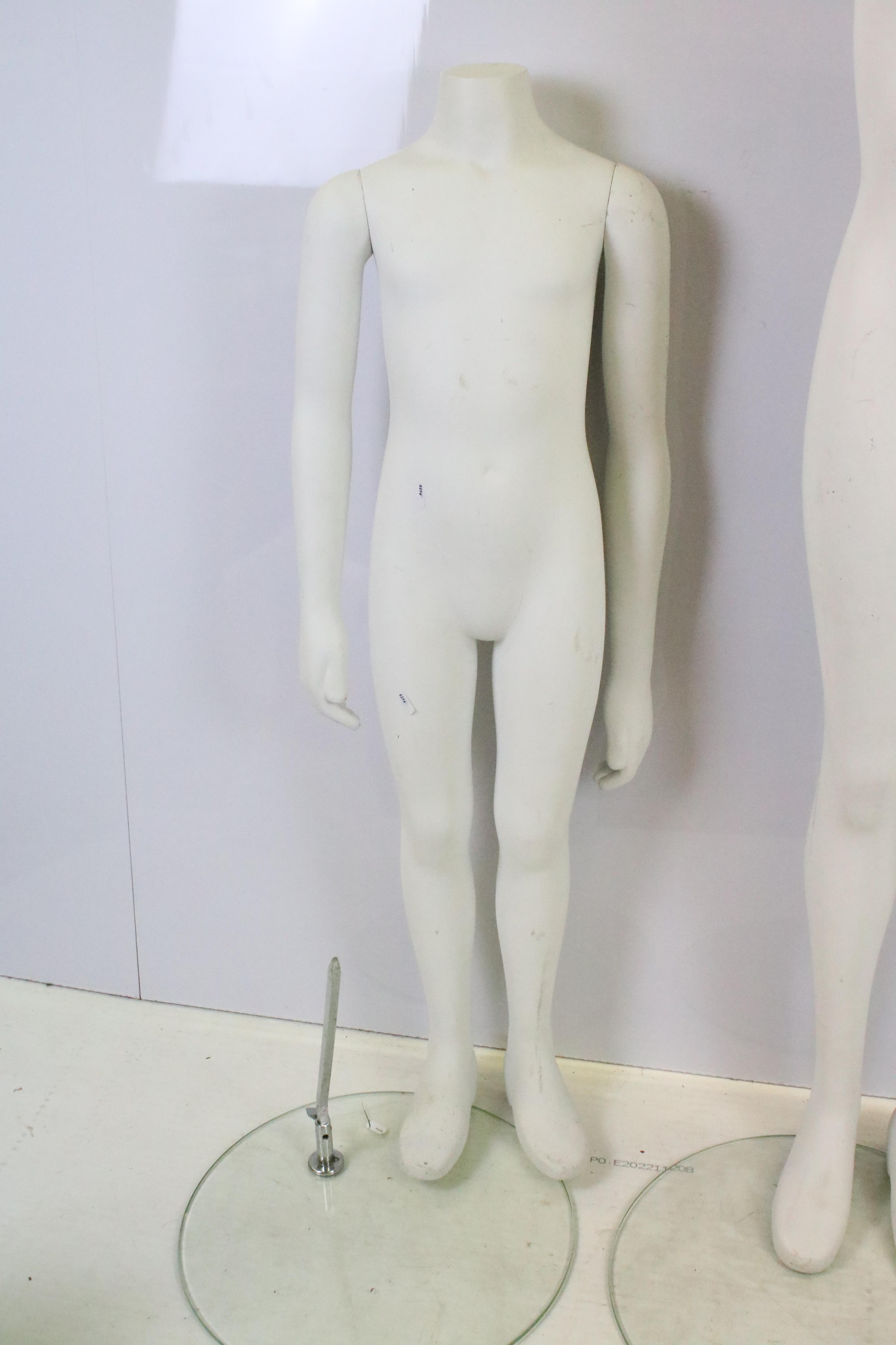 Group of four childrens mannequins together with one torso, all raised on round glass basses. - Image 6 of 6