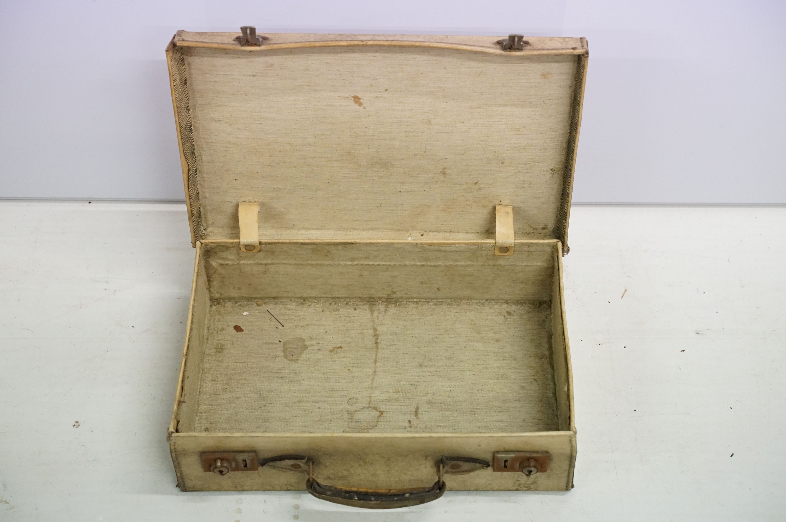 Vintage luggage - Three cases to include two leather examples with carry handles (largest approx - Image 8 of 11