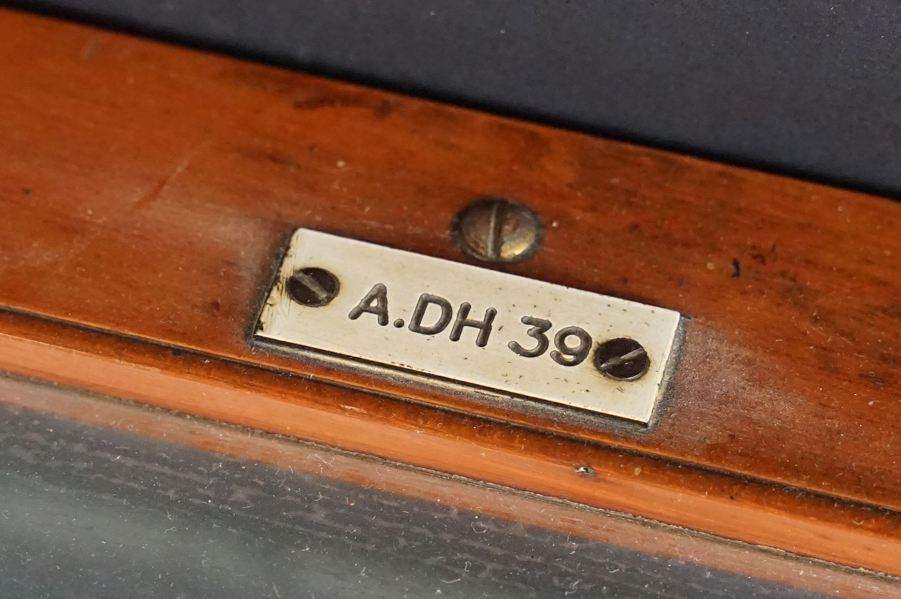 Set of vintage Oerting balance scales set within a glazed wooden case with a set of brass weights - Image 5 of 19