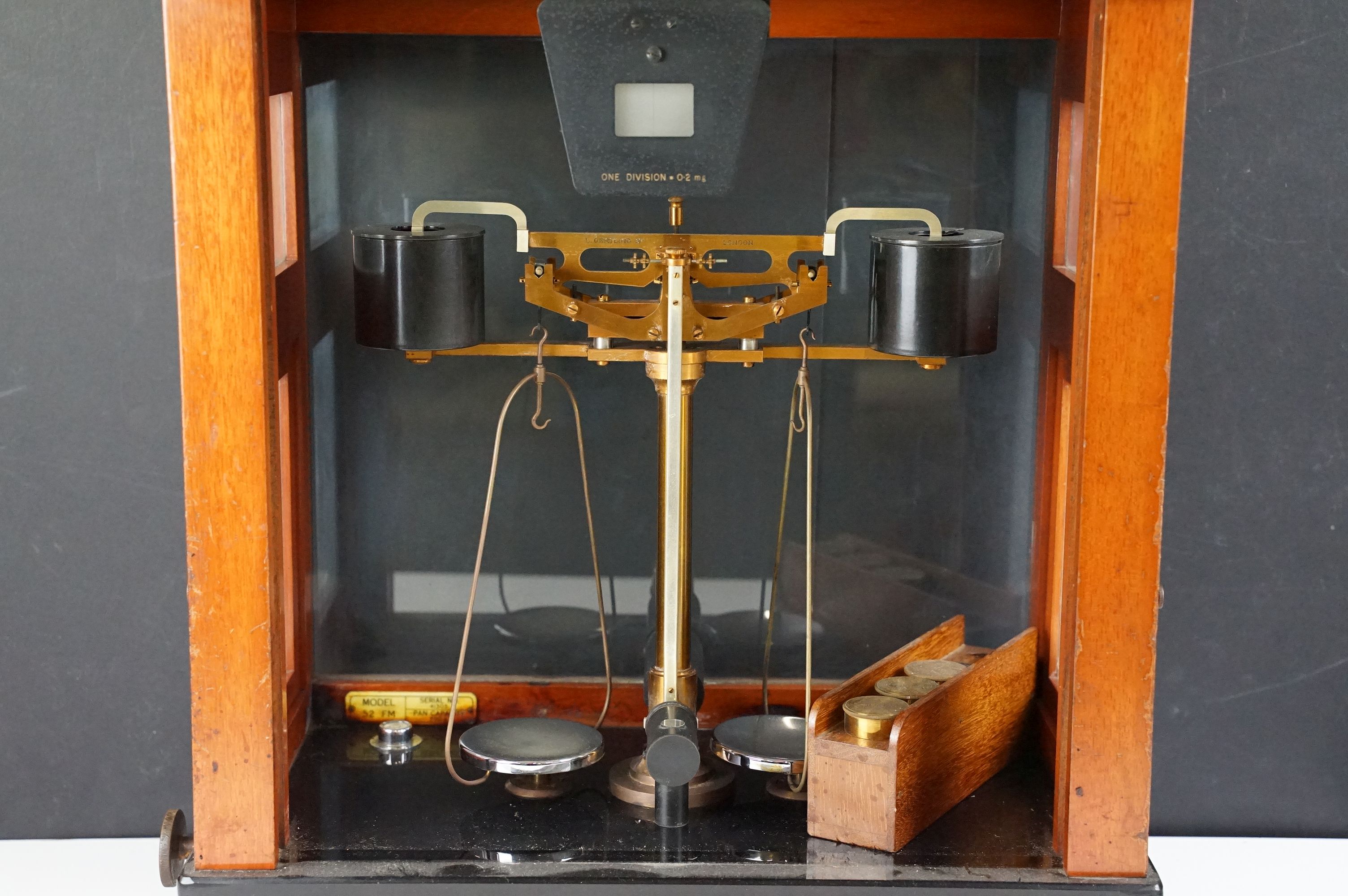 Set of vintage Oerting balance scales set within a glazed wooden case with a set of brass weights - Image 6 of 19