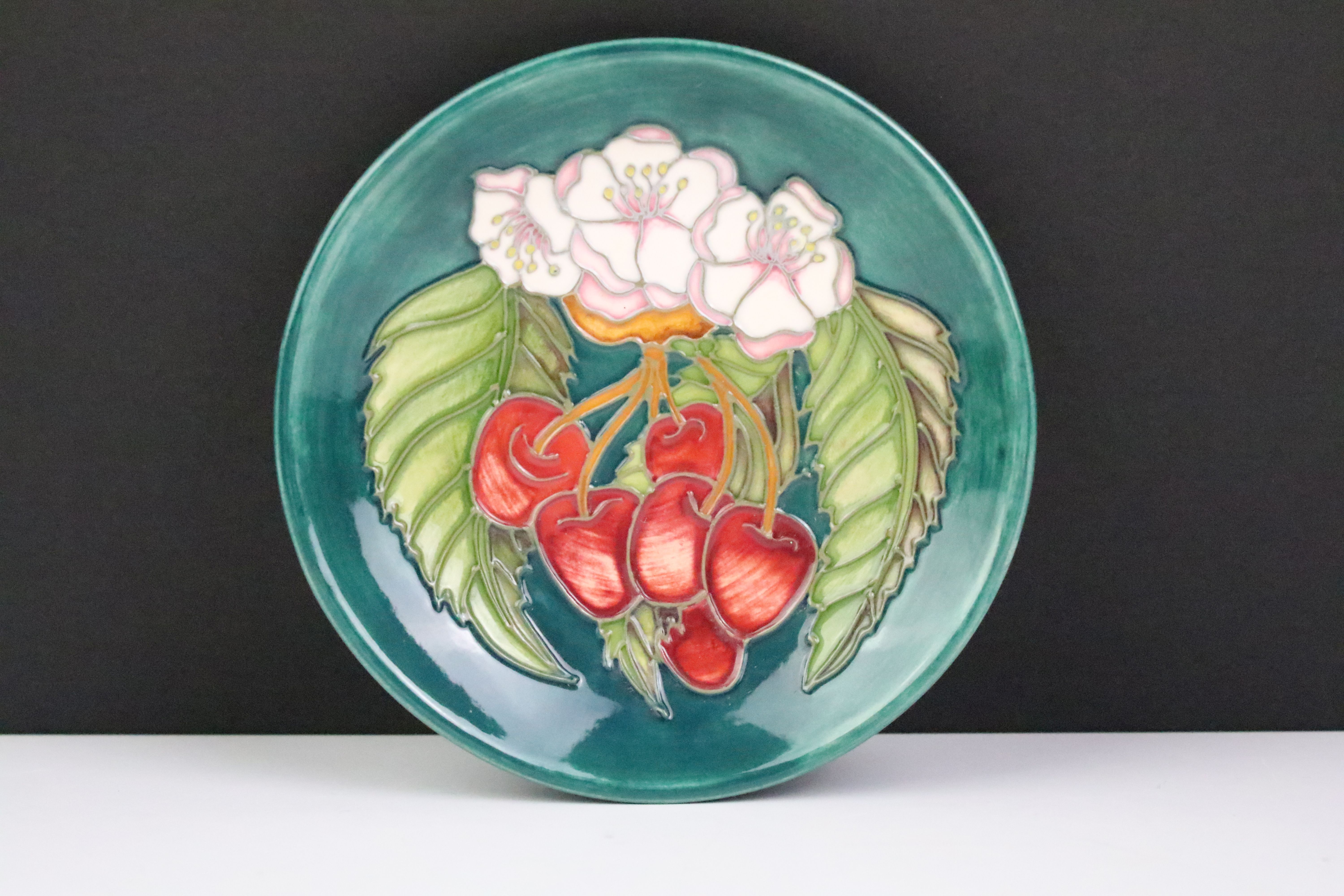 Four Moorcroft small shallow dishes, comprising: Hibiscus pattern, Finch and Fruit pattern, - Image 5 of 13