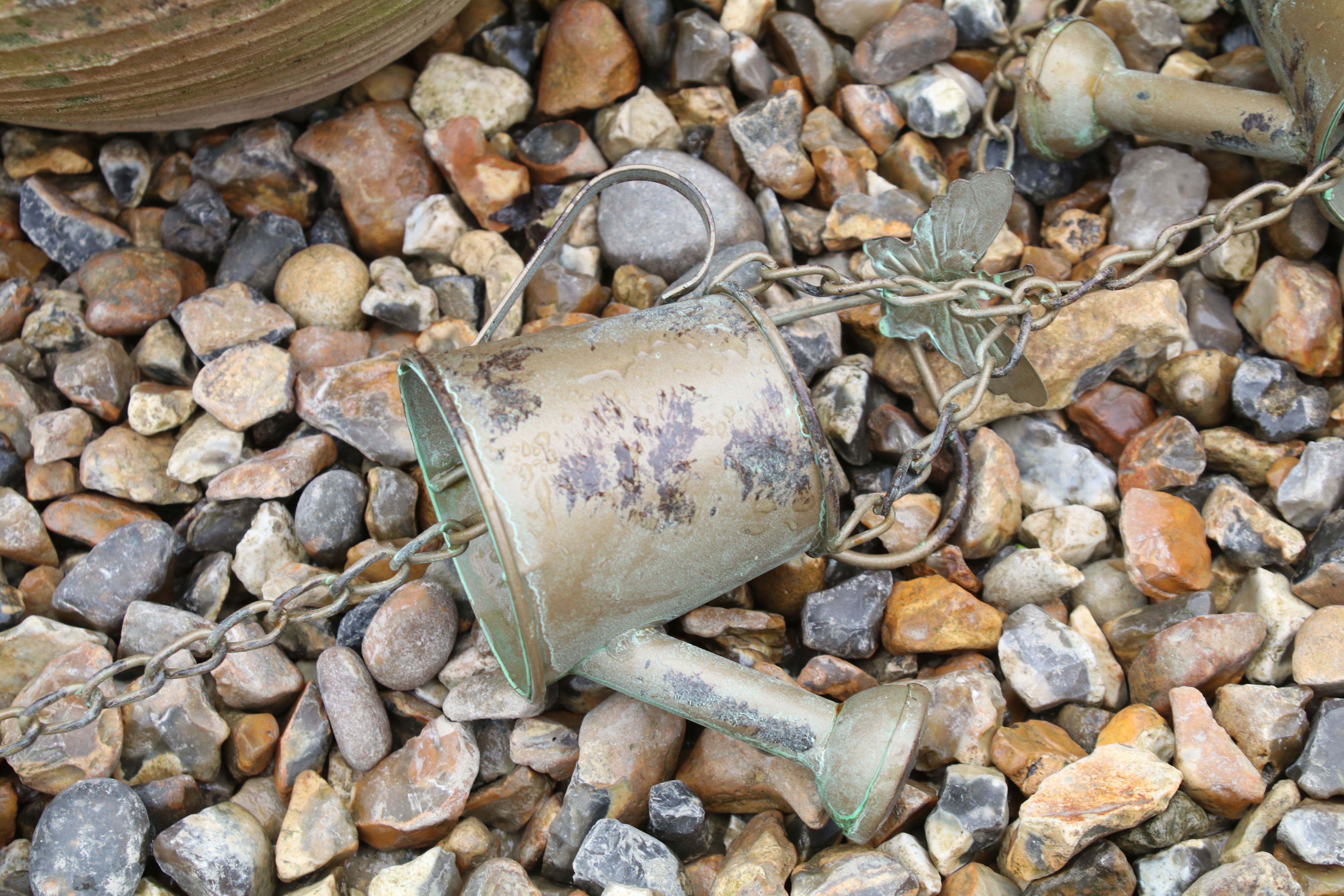 Terracotta garden planter (approx 30cm diameter), together with a hanging watering can garden - Image 3 of 4