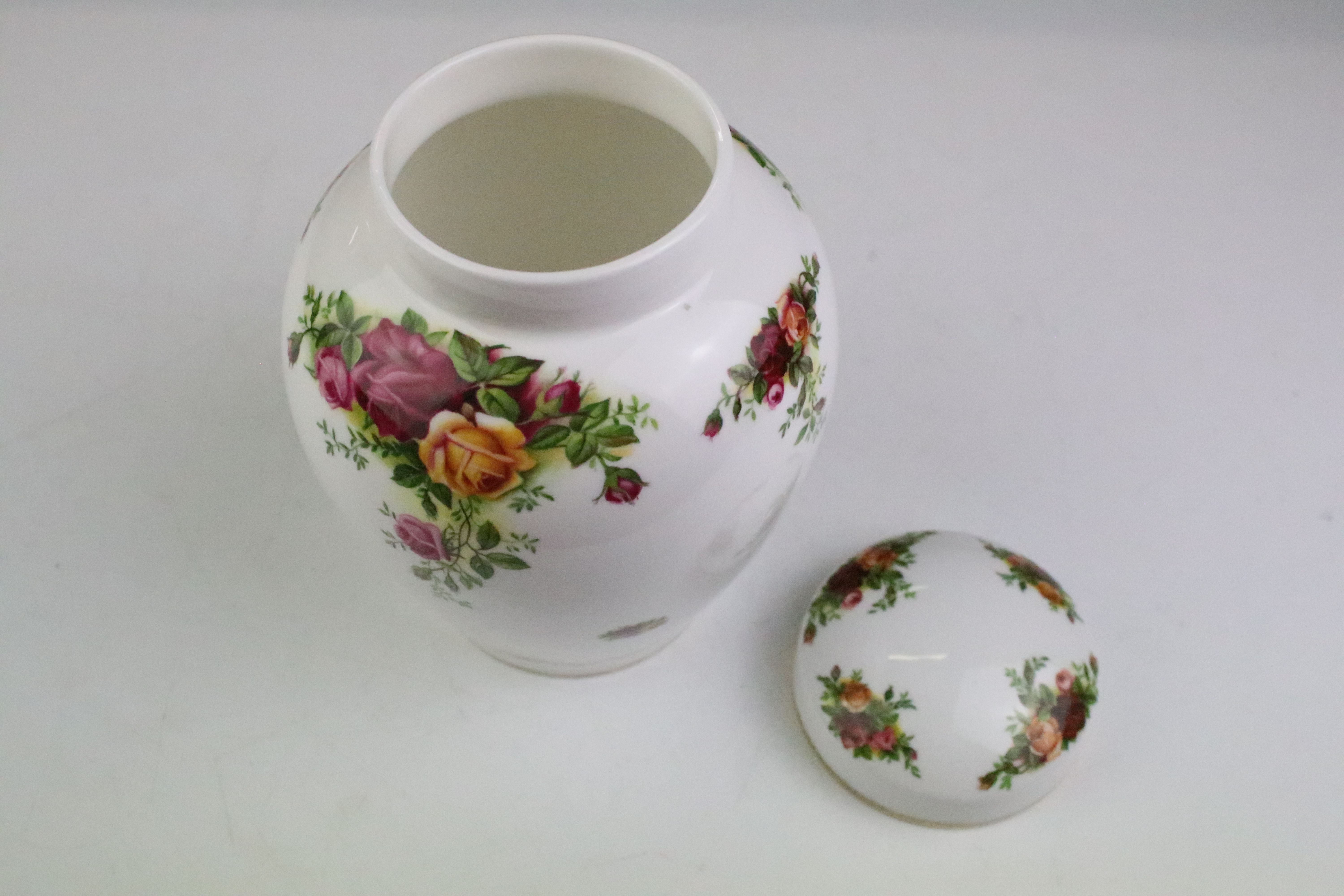 Royal Albert 'Old Country Roses' ovoid vase with printed & gilt decoration, 1st quality, factory - Image 3 of 4