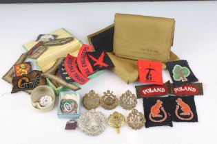 Group of militaria to include an inflatable pillow, metal badges (featuring Royal Flying Corps,