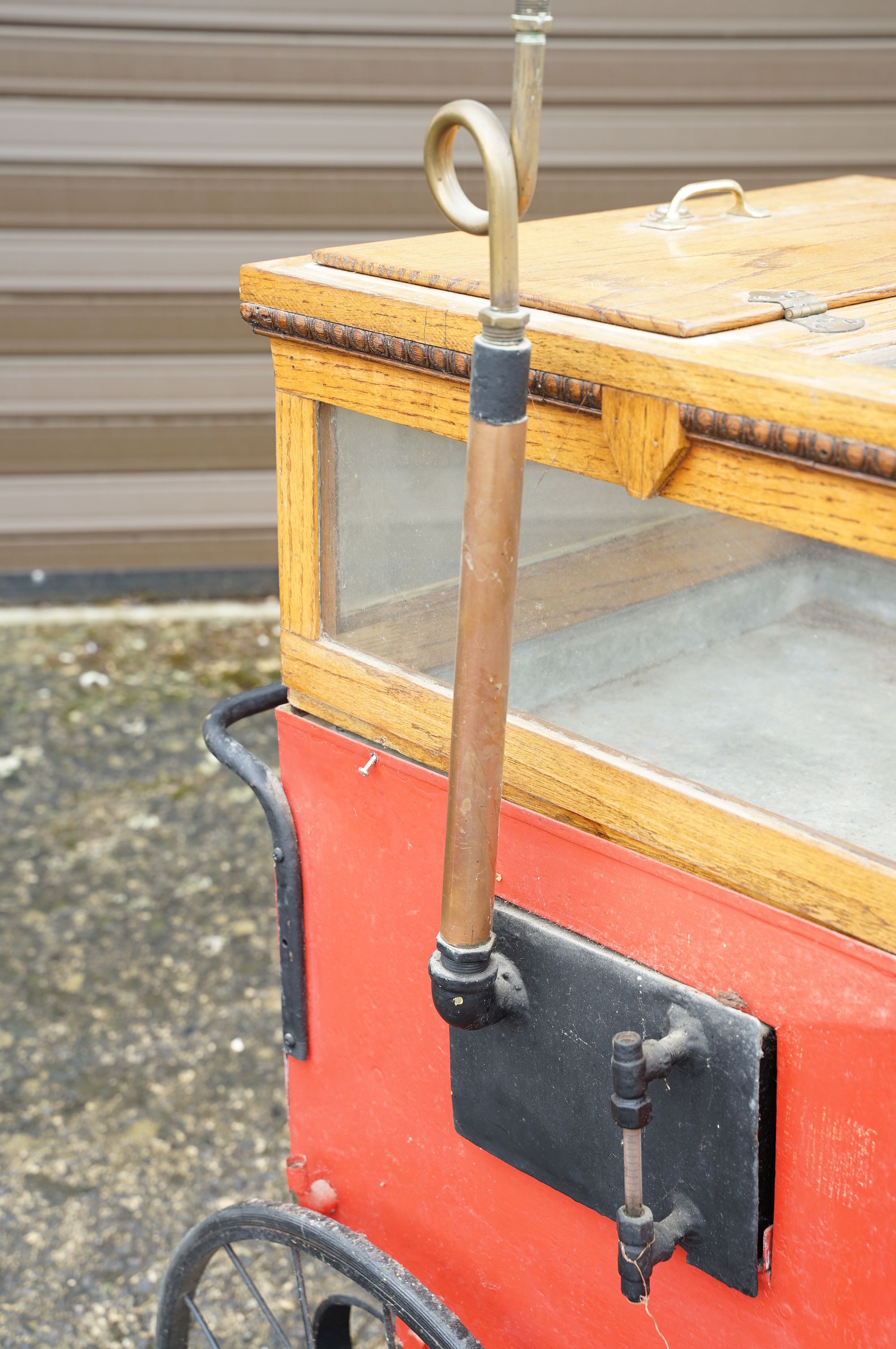 Vintage American chestnut cart raised on four wheels with oak glazed case to top with burner to - Image 5 of 16