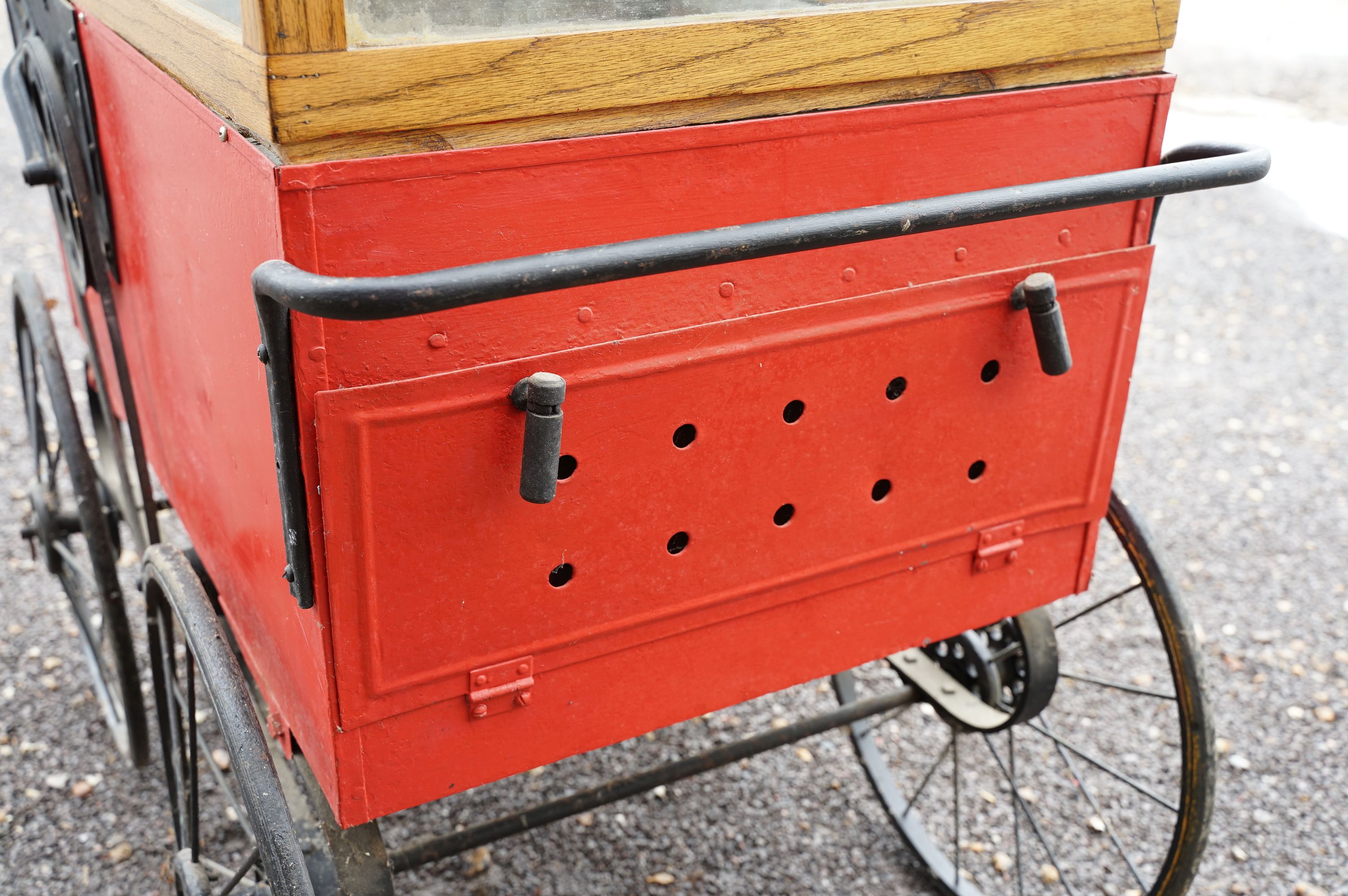 Vintage American chestnut cart raised on four wheels with oak glazed case to top with burner to - Image 7 of 16