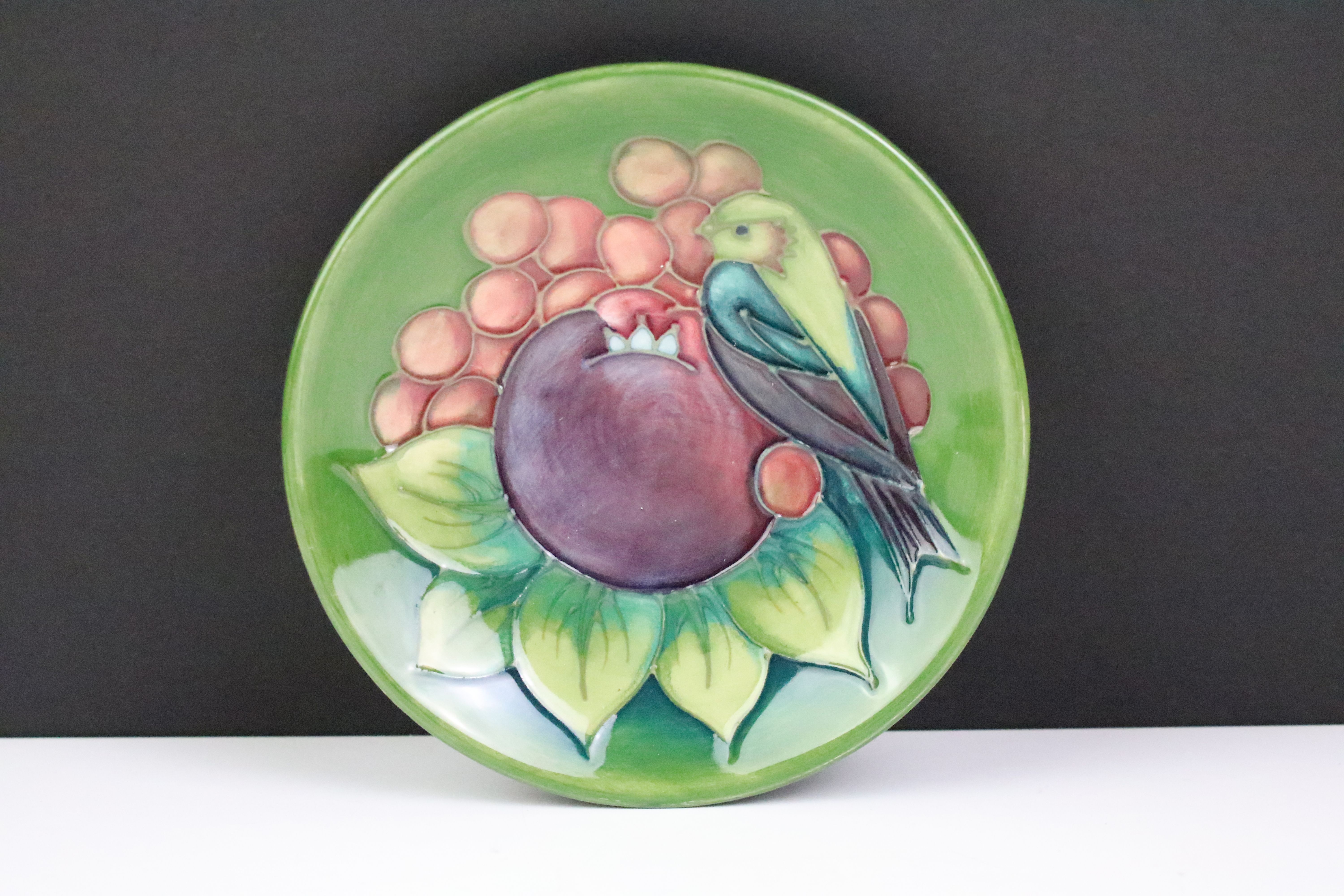 Four Moorcroft small shallow dishes, comprising: Hibiscus pattern, Finch and Fruit pattern, - Image 8 of 13