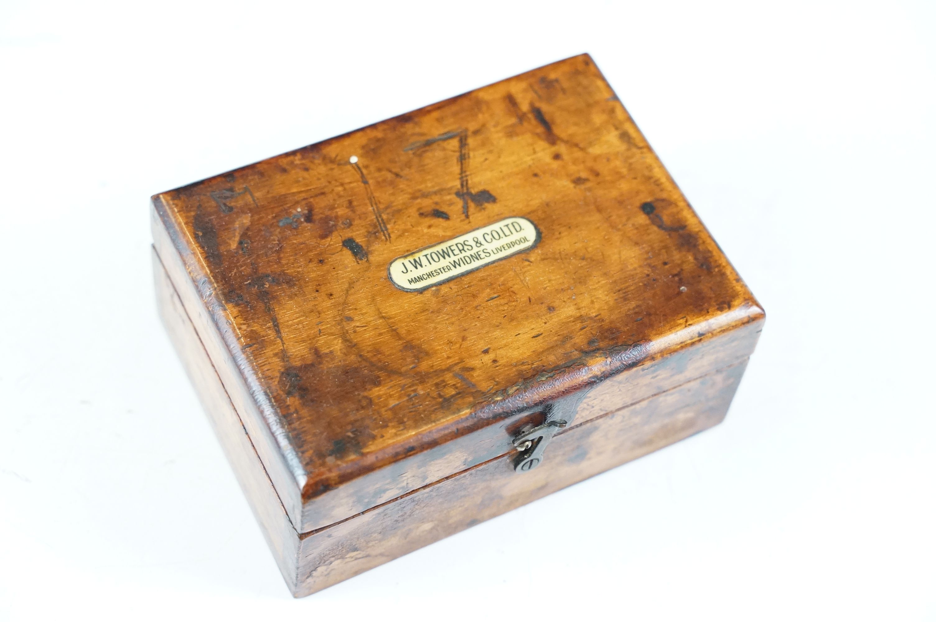 Set of vintage Oerting balance scales set within a glazed wooden case with a set of brass weights - Image 13 of 19