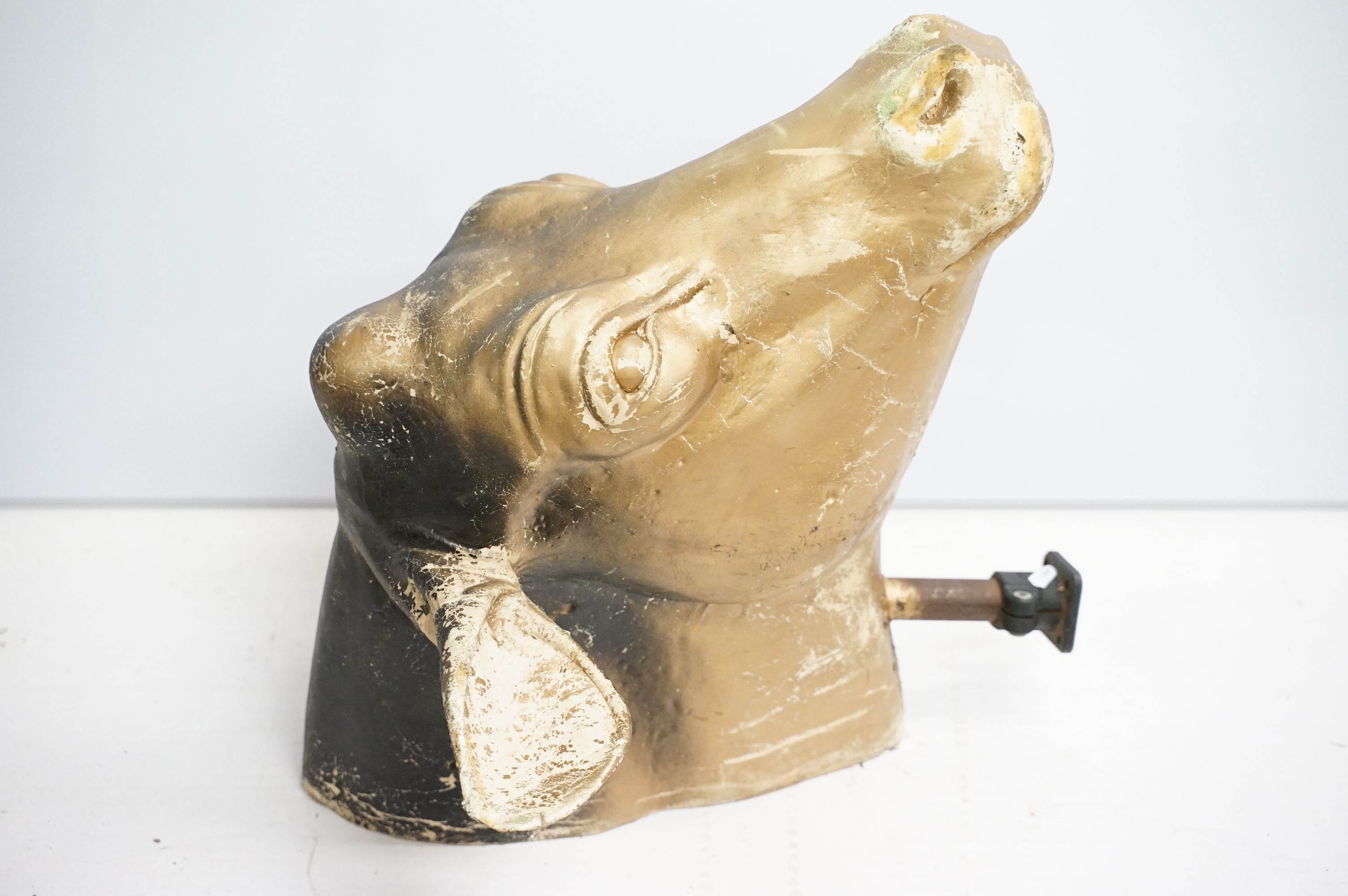 Life sized foam cows head with gold finish, attached to metal pole with plastic mount - Image 2 of 4