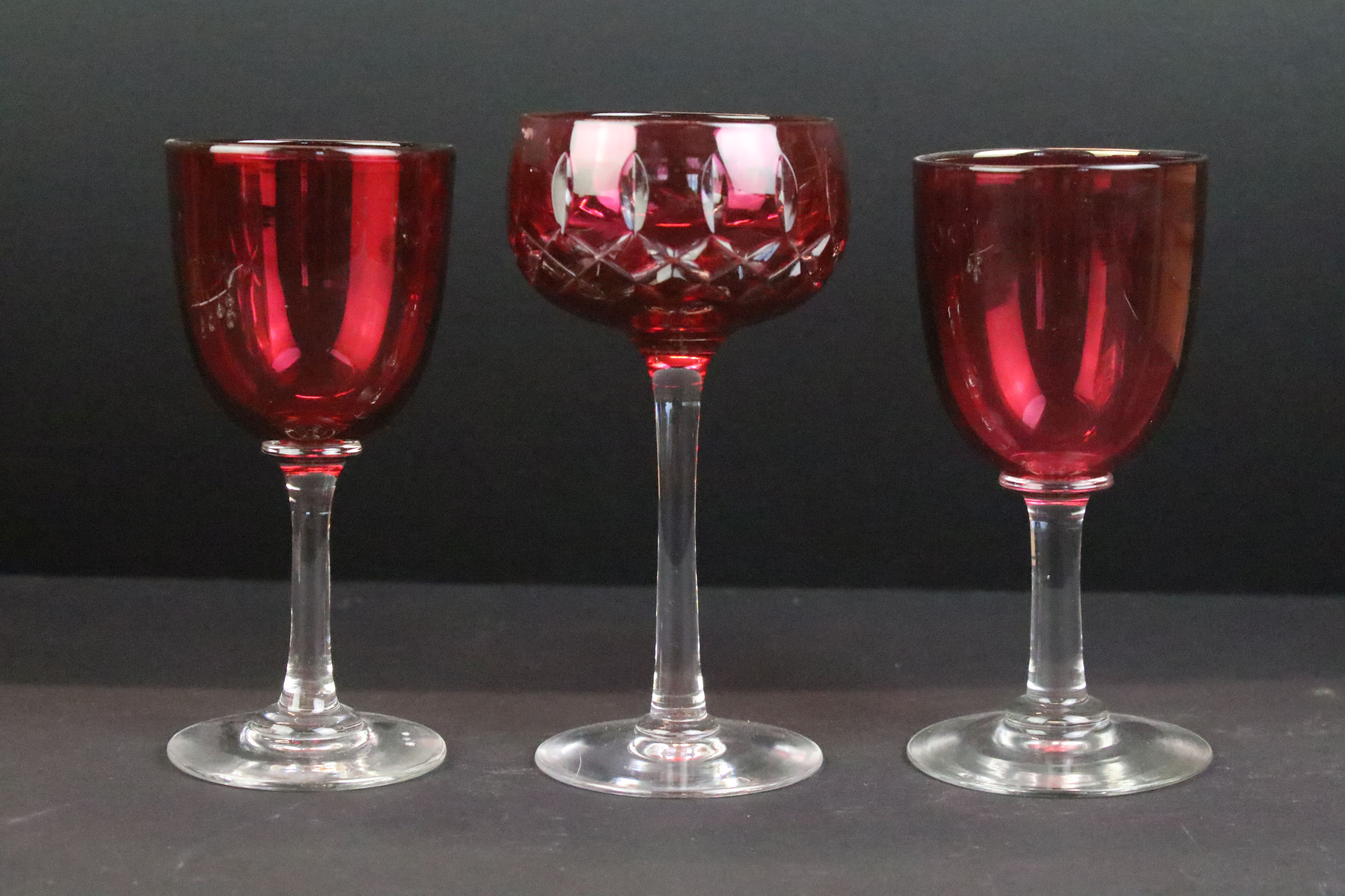 Collection of cranberry glassware, 19th century onwards, to include a set of seven drinking glasses, - Bild 3 aus 4