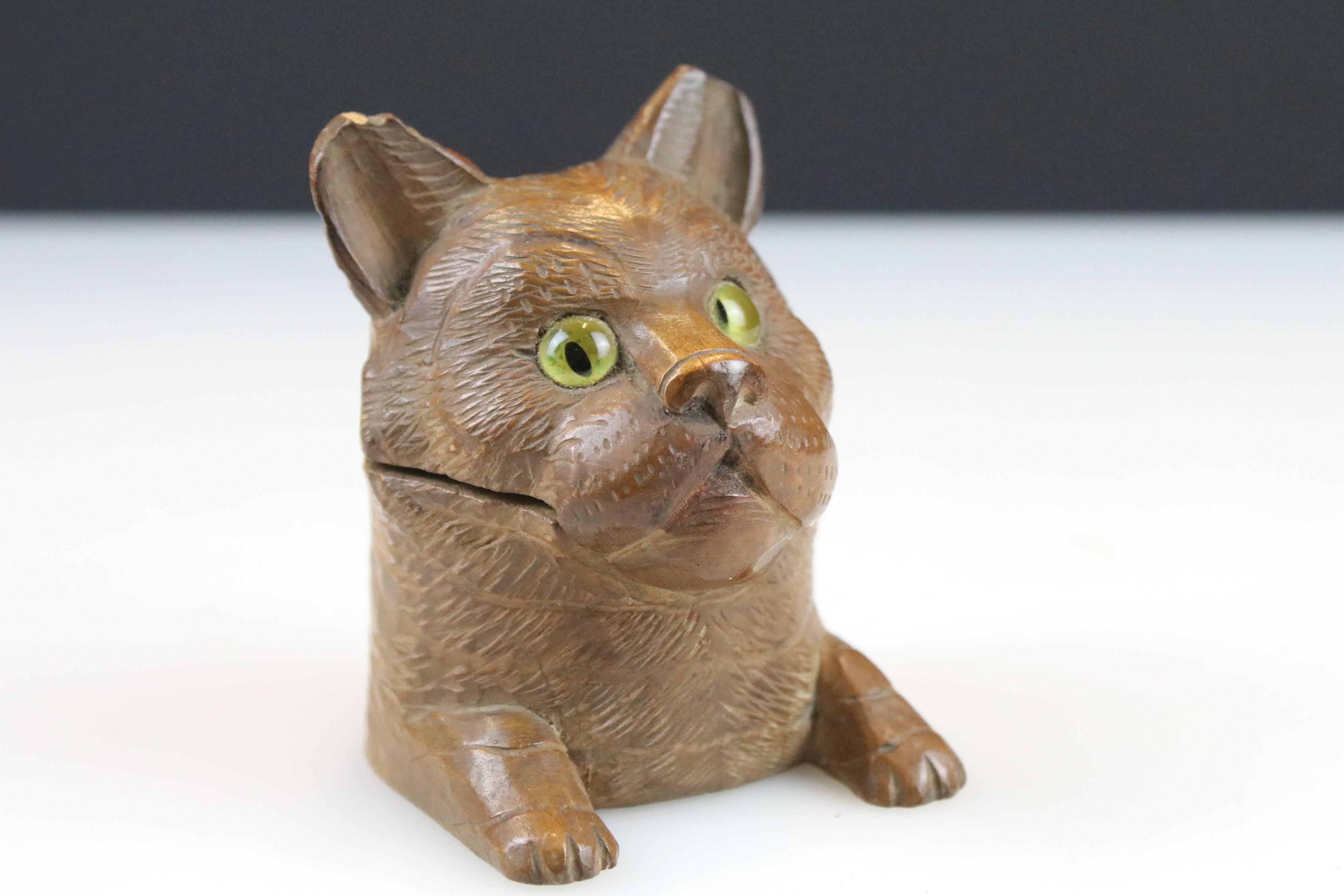 Black Forest Wooden Carved Inkwell in the form of a Cat, 8cm high - Image 2 of 4