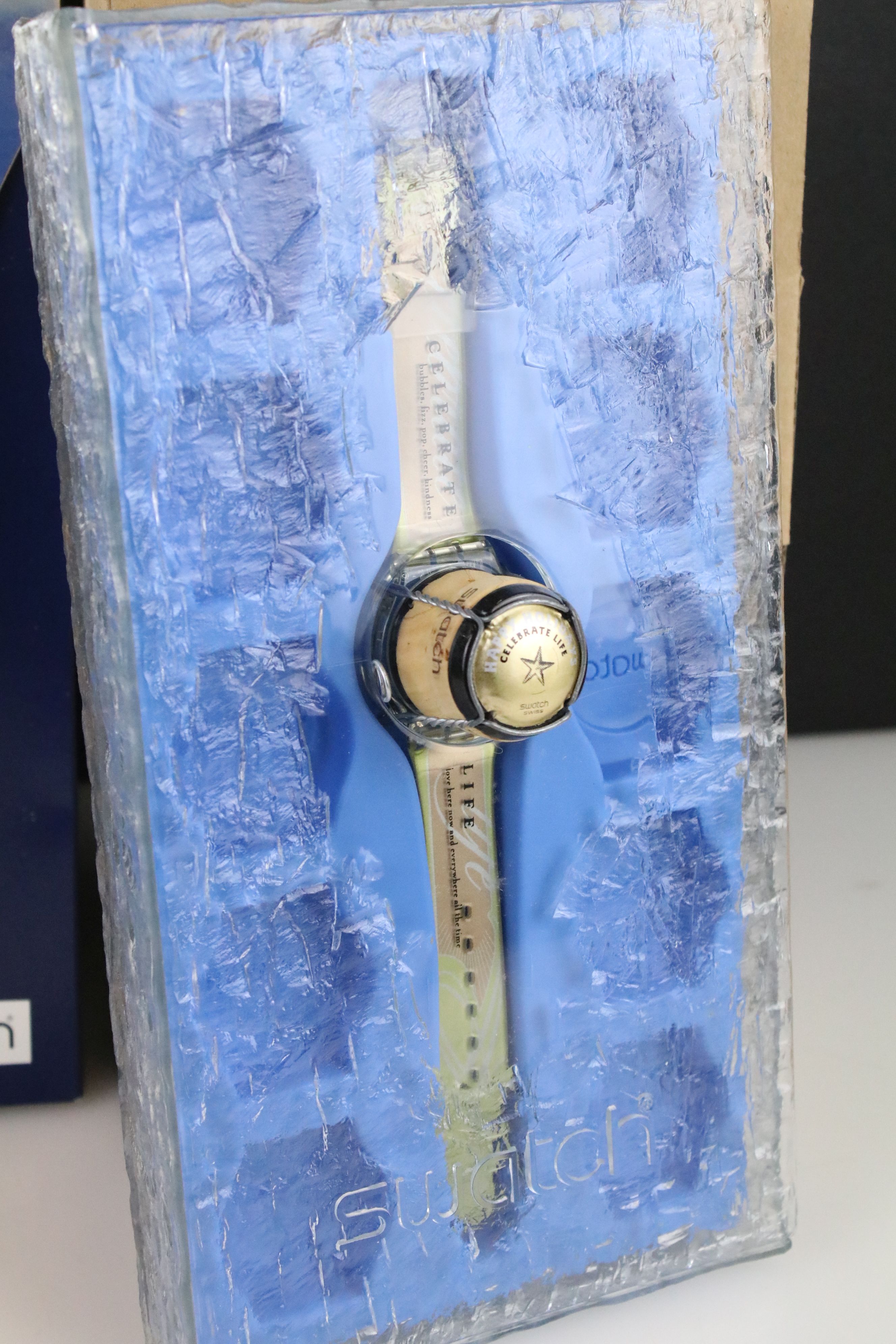 A collection of three SWATCH wristwatches within original packaging to include the Lucky 7 example. - Bild 4 aus 8