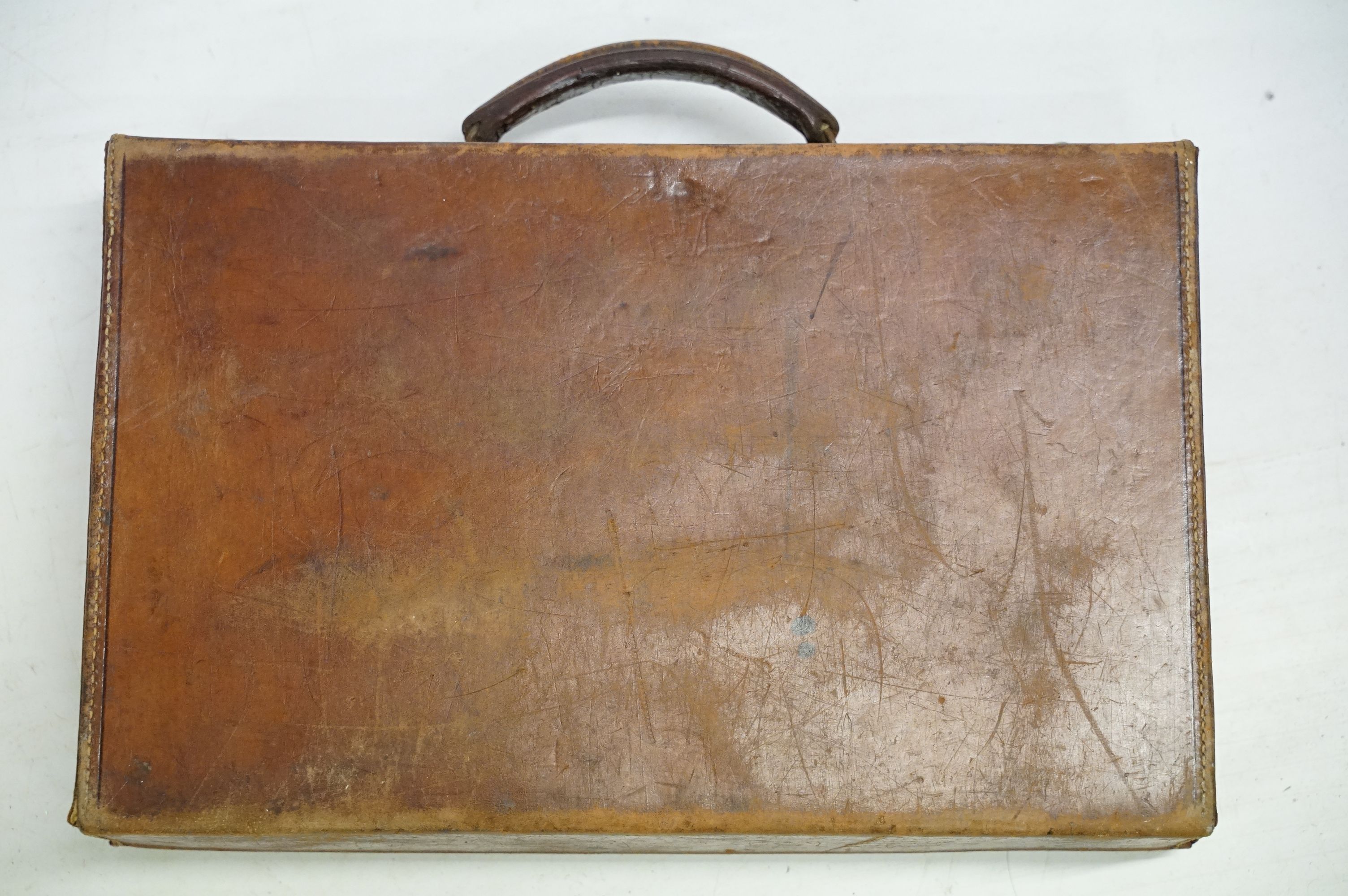 Vintage luggage - Three cases to include two leather examples with carry handles (largest approx - Image 10 of 11