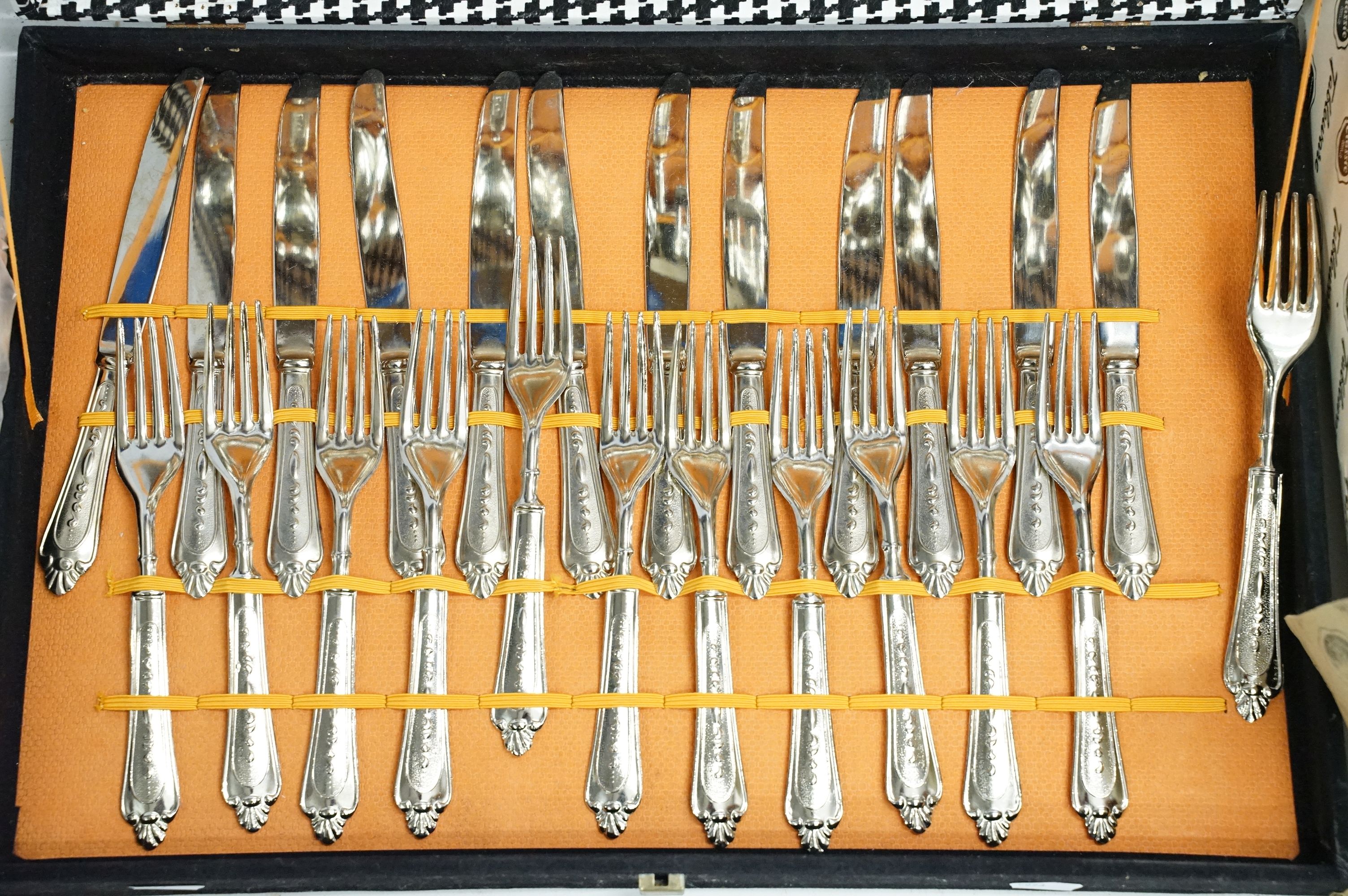 Vintage boxed canteen of cutlery for 12 people together with a collection of assorted flat ware - Image 2 of 5