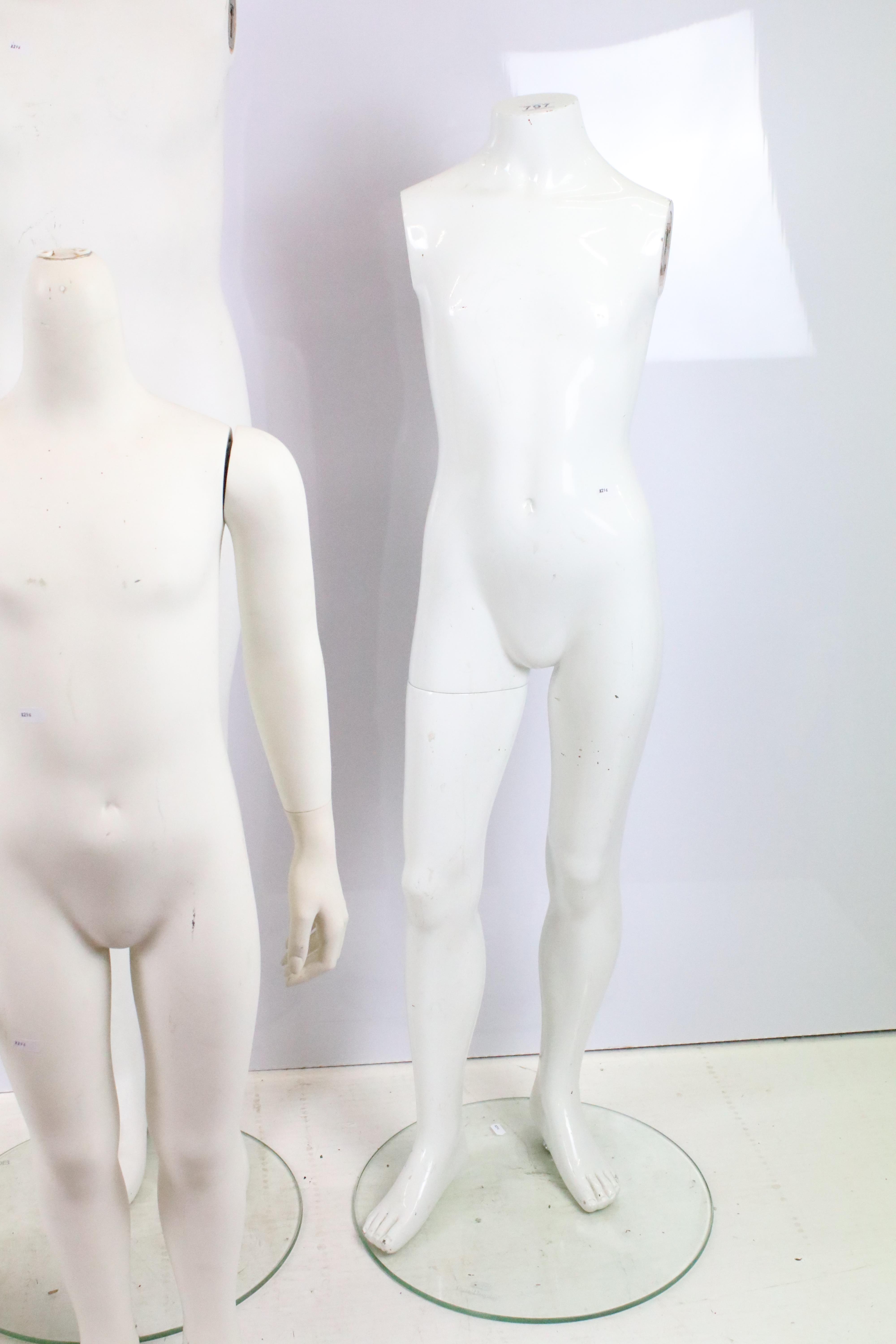 Group of four childrens mannequins together with one torso, all raised on round glass basses. - Image 4 of 6