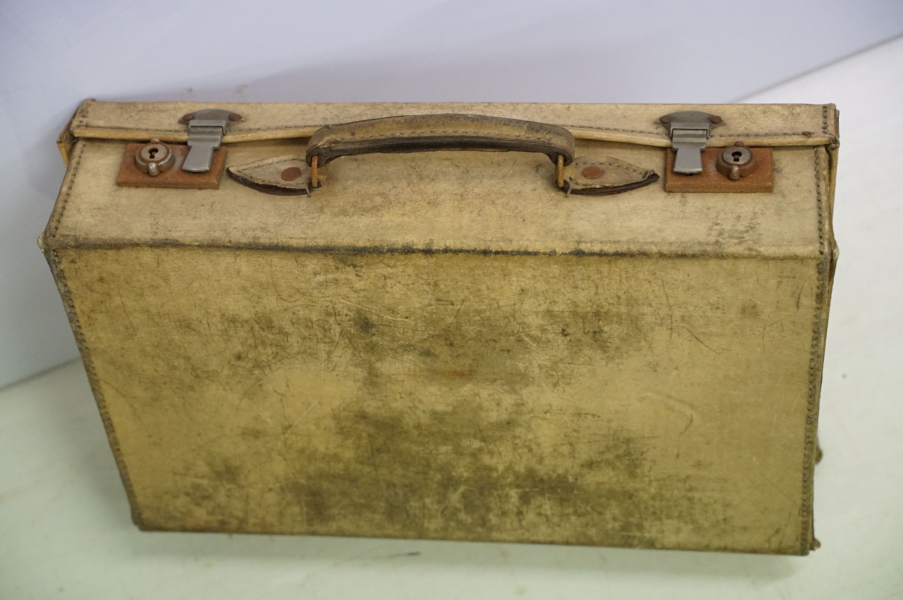 Vintage luggage - Three cases to include two leather examples with carry handles (largest approx - Image 7 of 11