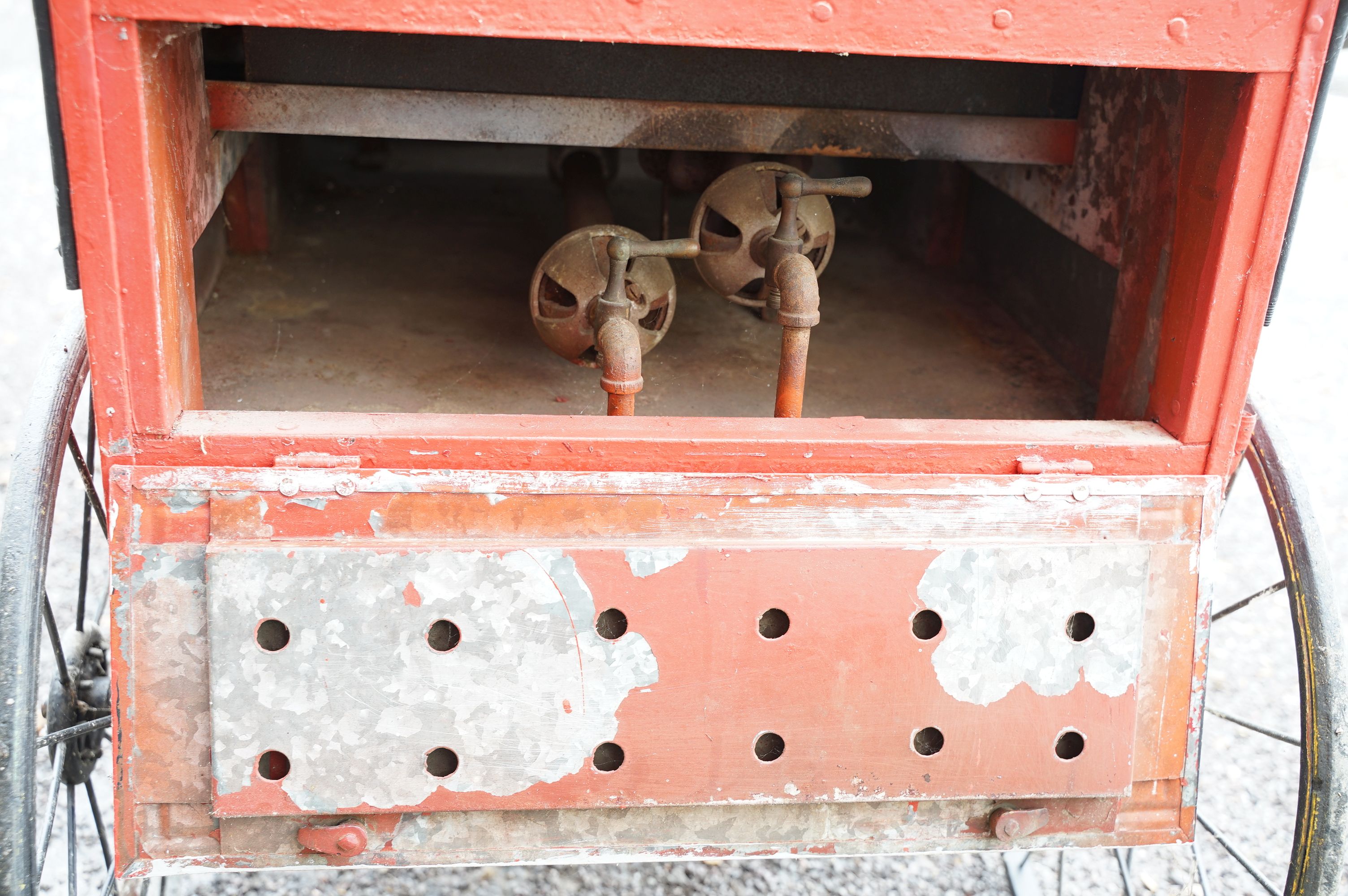 Vintage American chestnut cart raised on four wheels with oak glazed case to top with burner to - Image 8 of 16