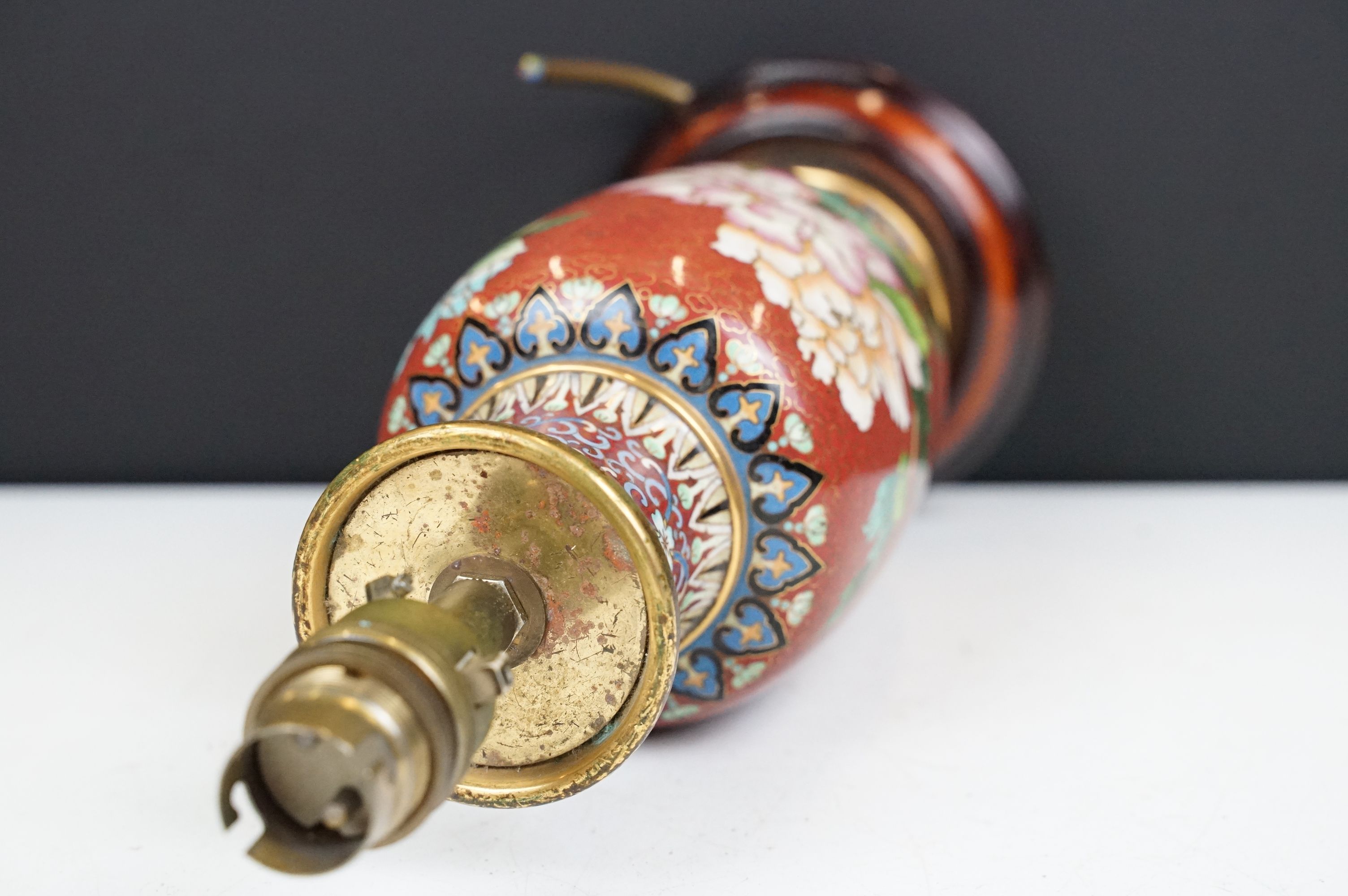 Cloisonne Table Lamp decorated with chrysanthemums on a red ground, raised on a wooden stand, 34cm - Image 8 of 9