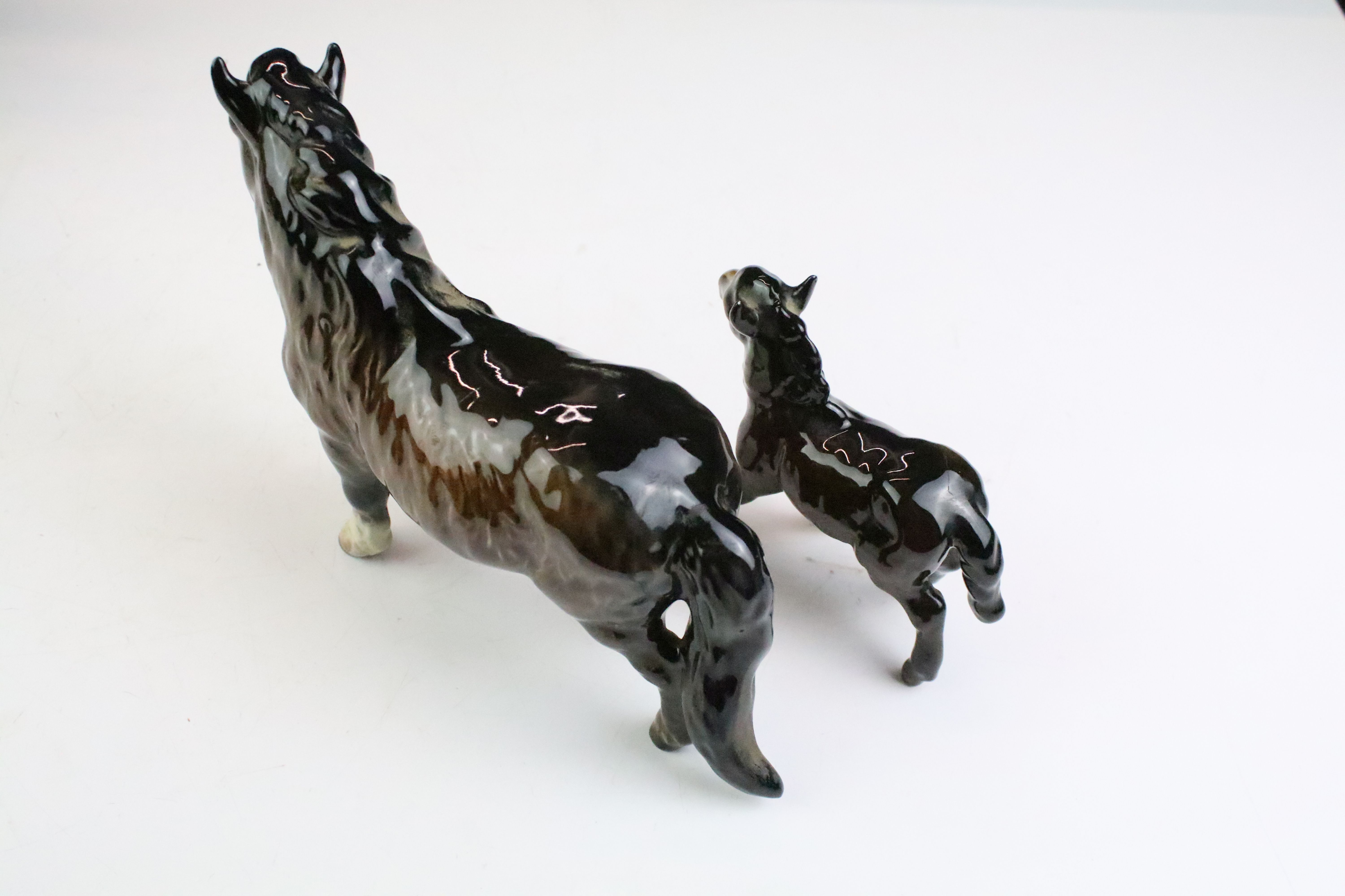 Collection of seven Beswick porcelain horses / ponies to include six brown gloss examples and a matt - Image 3 of 16
