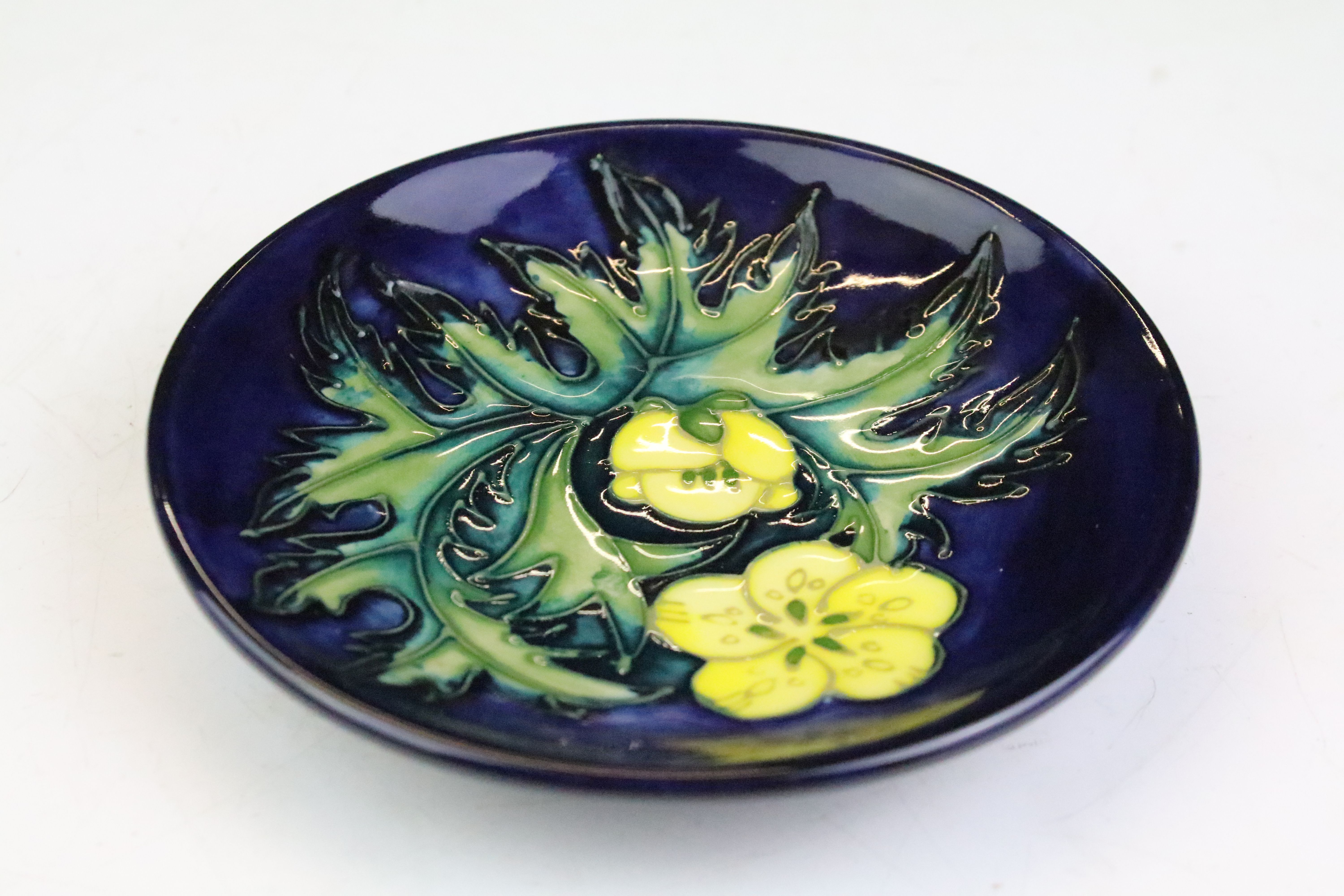 Four Moorcroft small shallow dishes, comprising: Hibiscus pattern, Finch and Fruit pattern, - Image 3 of 13