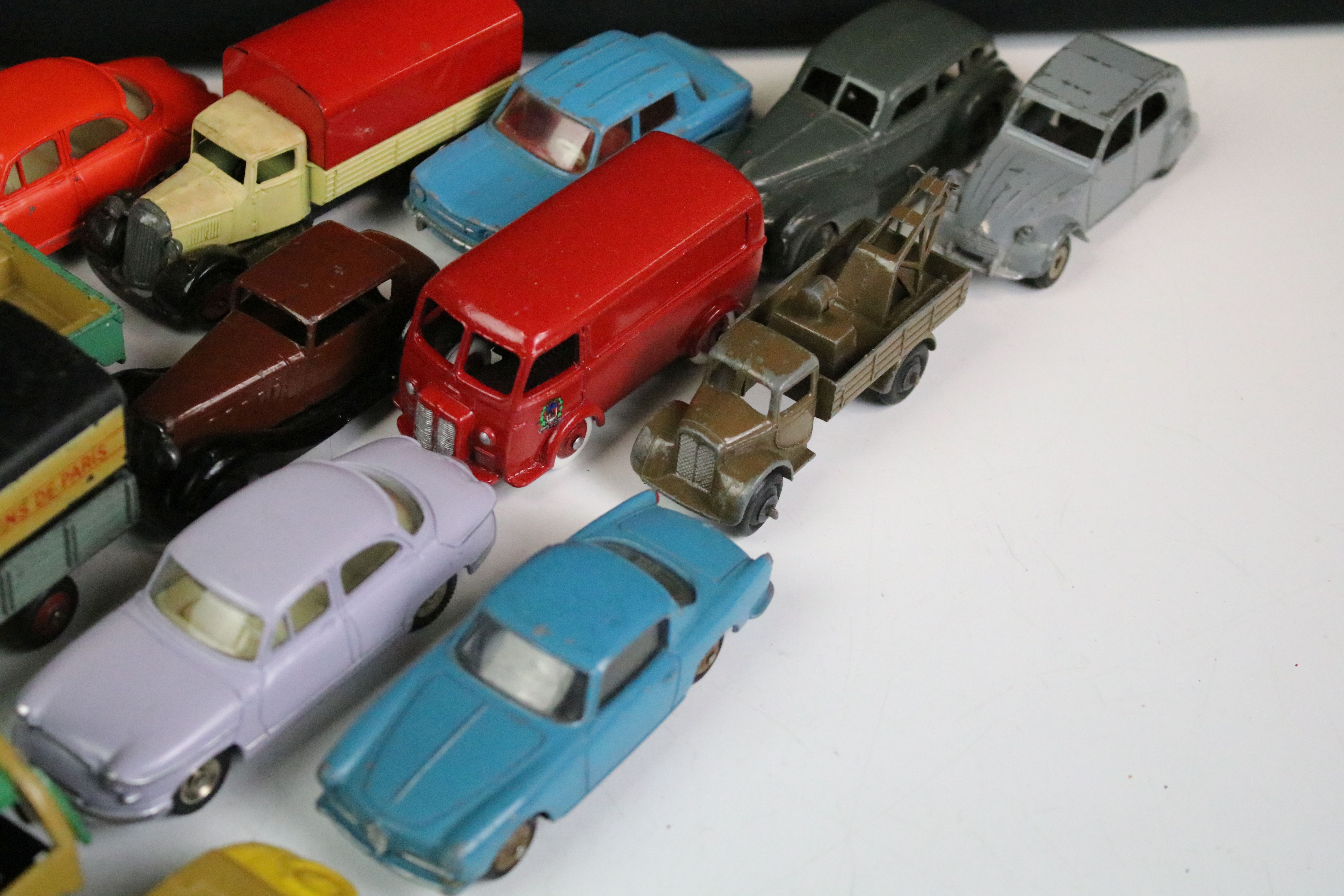 30 Mid 20th C Dinky diecast models to include 39F Studebaker State Commander Coupe in grey, French - Image 7 of 11