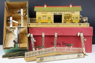 Two boxed Hornby O gauge trackside accessories to include Station No 4 and Junction Signal No 2E,