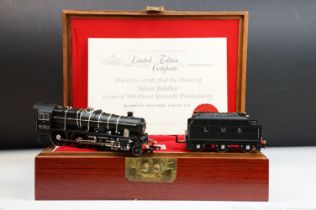 Cased ltd edn Bachmann OO gauge Silver Jubilee locomotive with certificate, no 0875