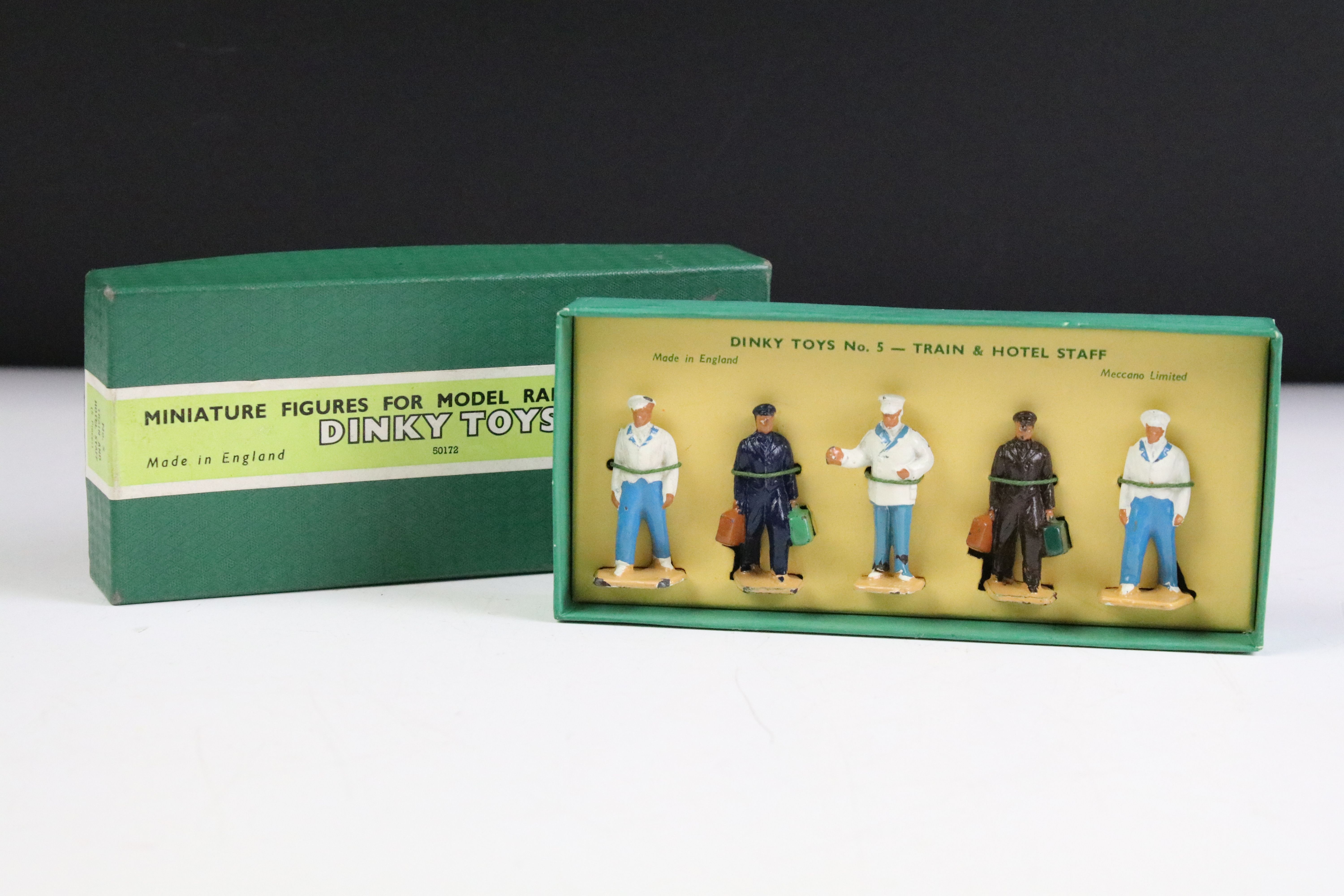 Boxed Dinky O gauge No 5 Train and Hotel Staff metal figures, vg