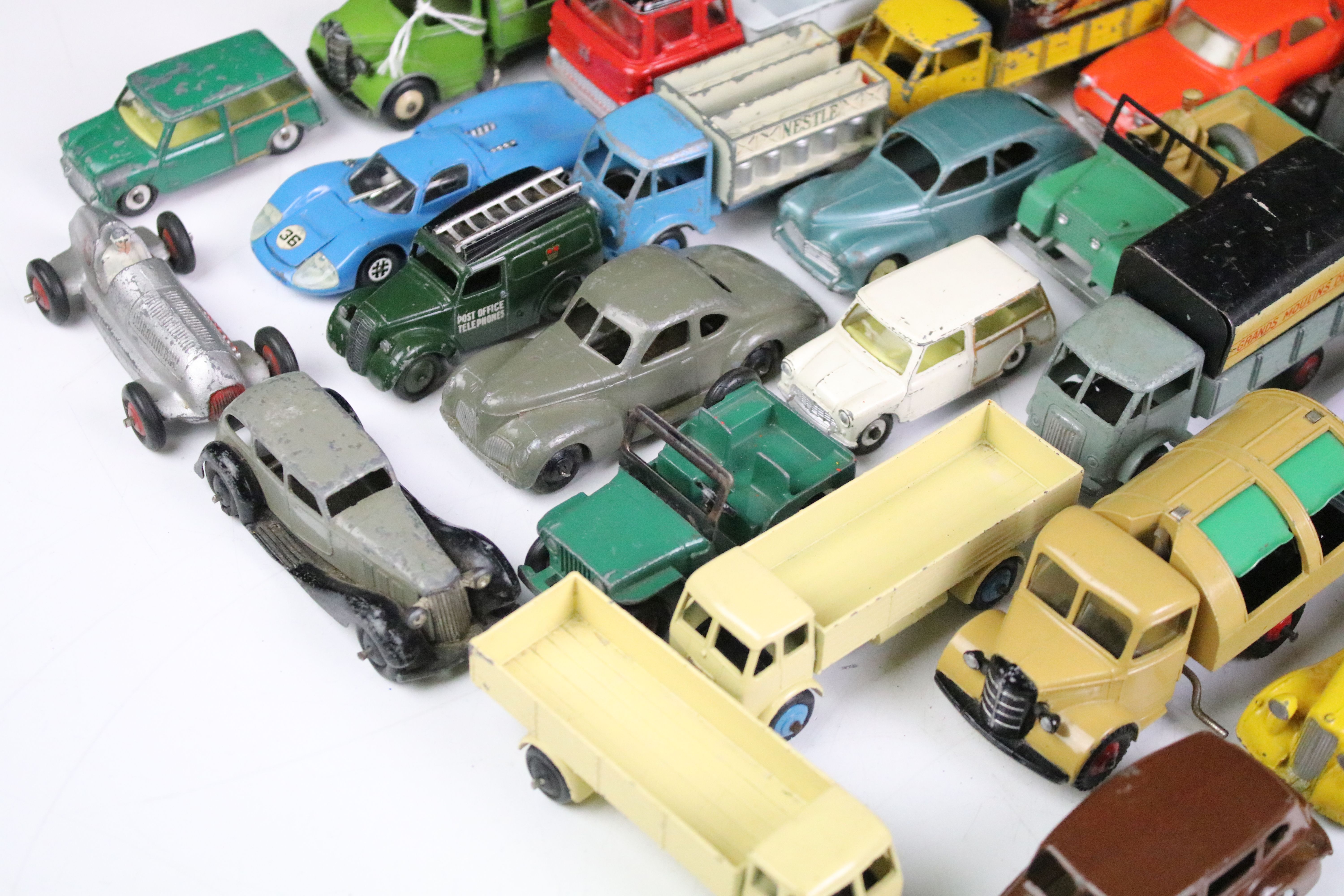 30 Mid 20th C Dinky diecast models to include 39F Studebaker State Commander Coupe in grey, French - Image 3 of 11