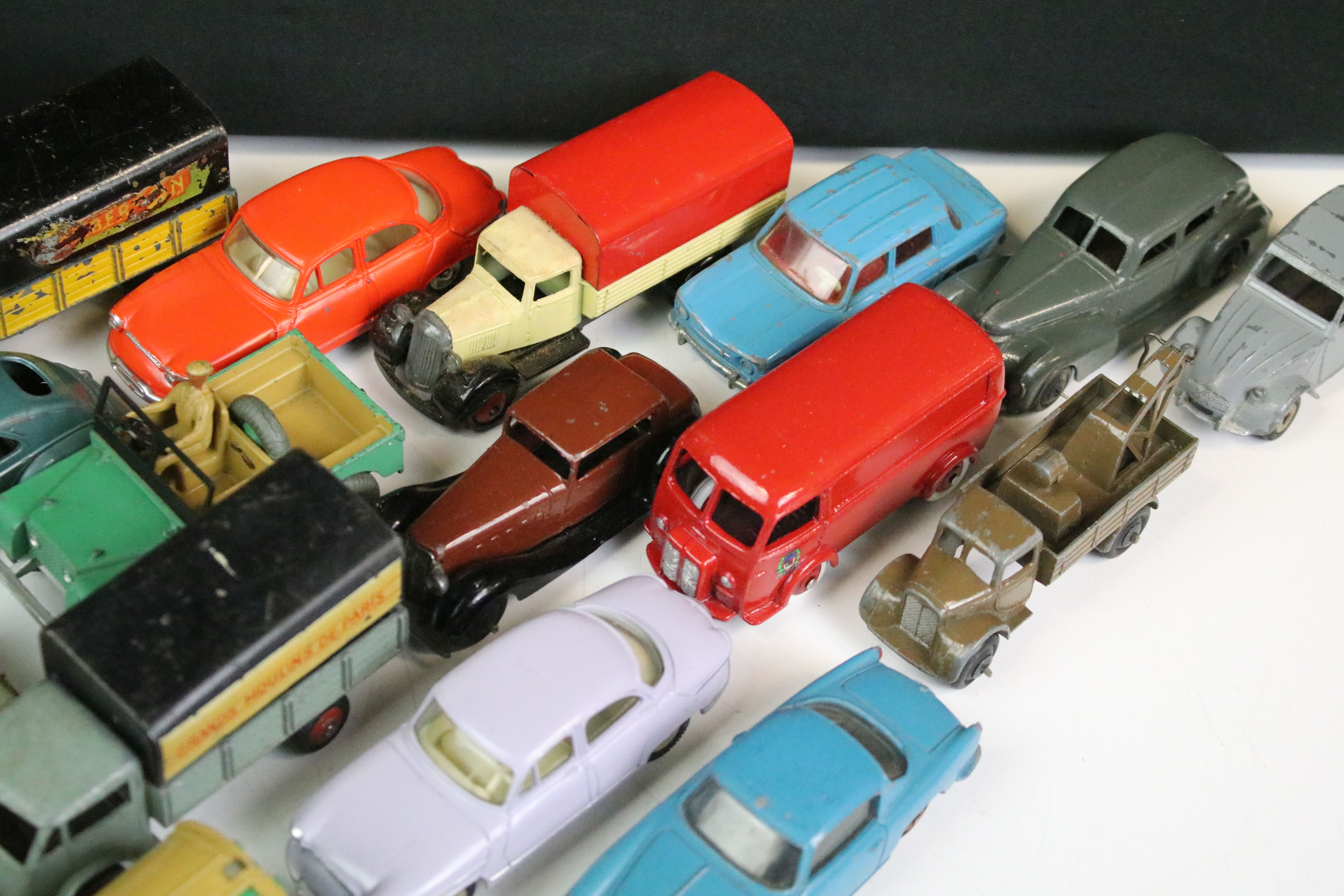 30 Mid 20th C Dinky diecast models to include 39F Studebaker State Commander Coupe in grey, French - Image 6 of 11