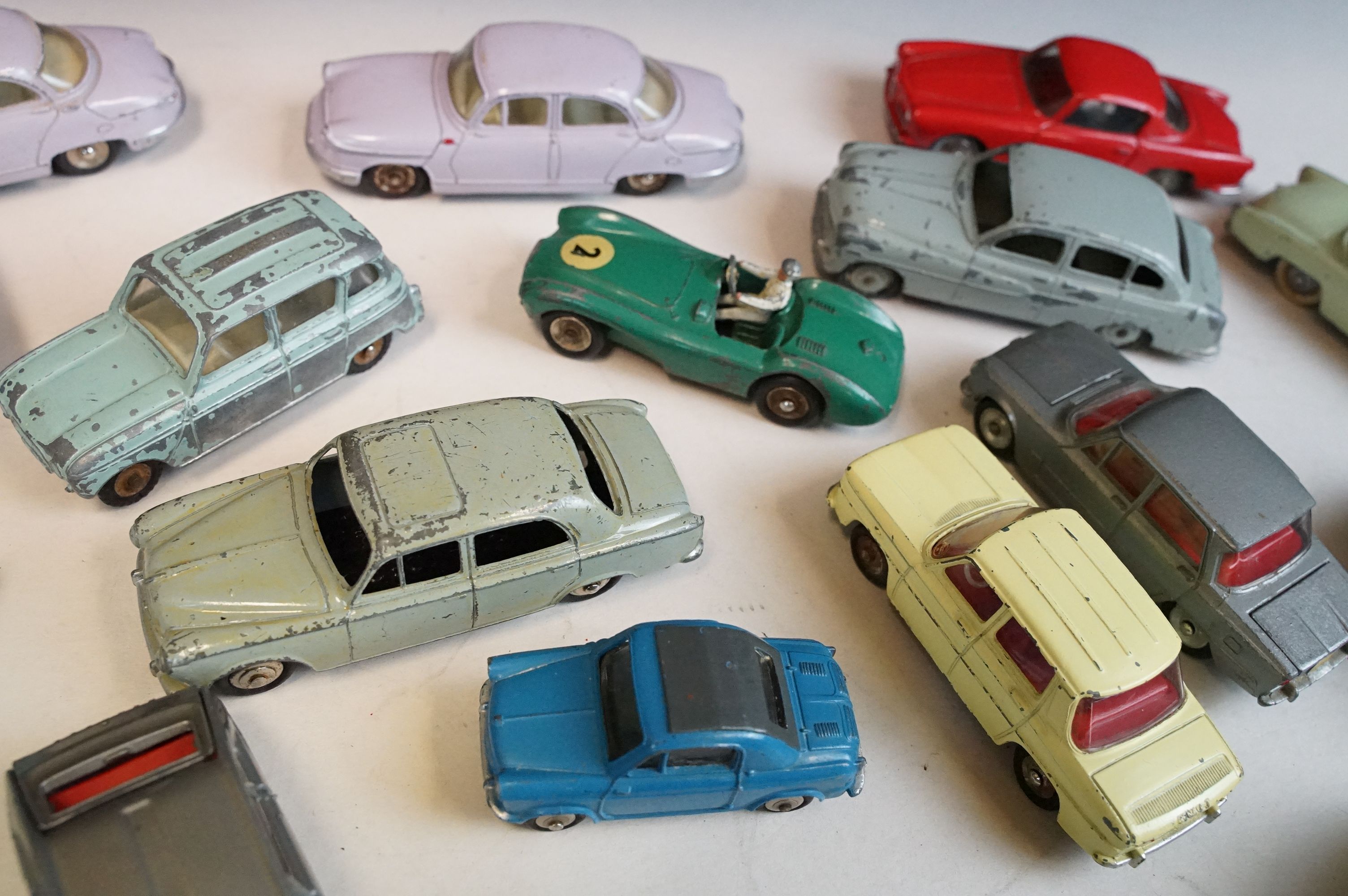 22 French Mid 20th C play worn Dinky diecast models to include Panhard PL17, 24J Coupe Alfa Romeo, - Image 4 of 9