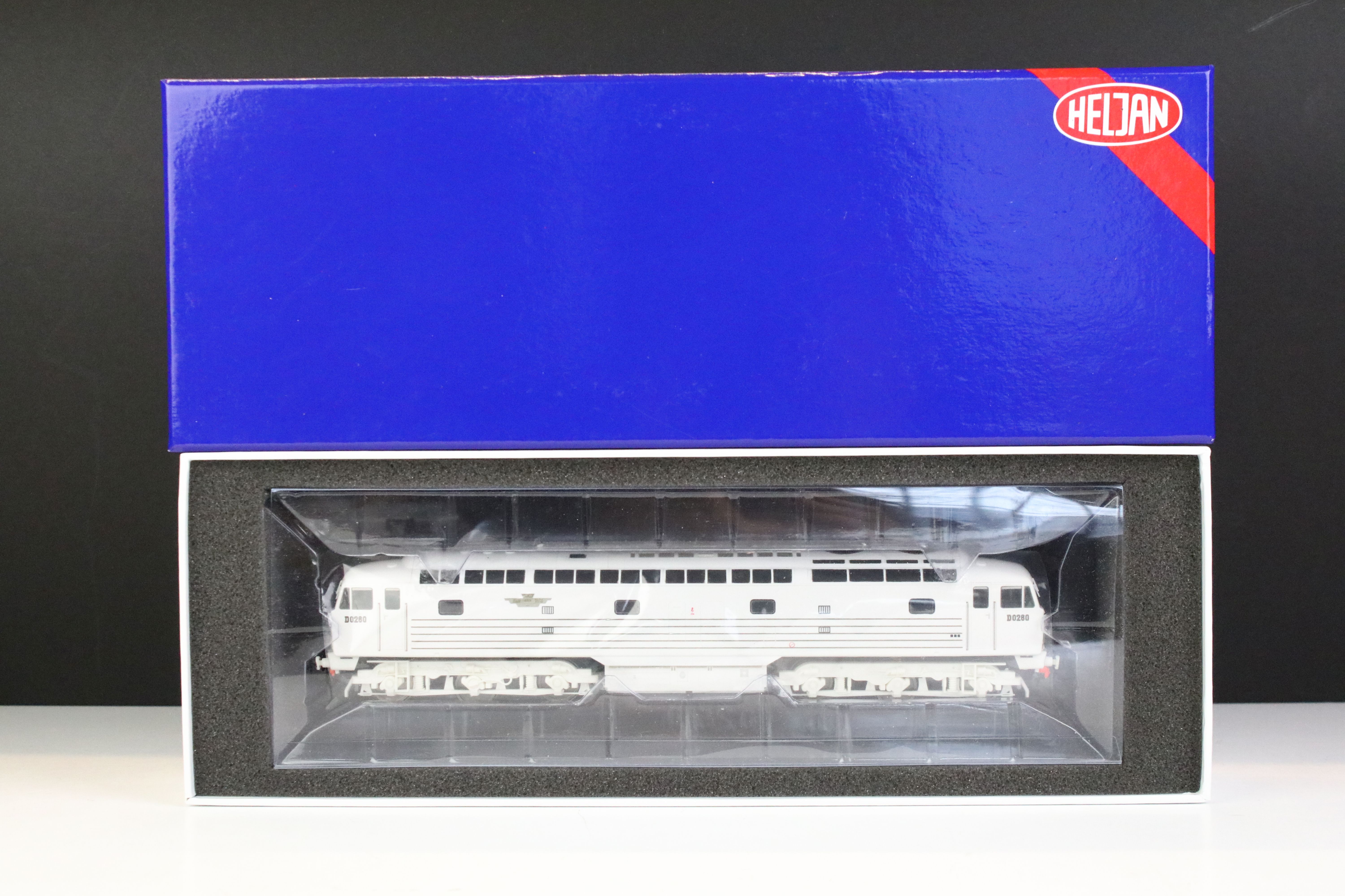 Boxed ltd edn Heljan OO gauge 4005 BRCW D0260 Lion locomotive (ltd to 4000 models)