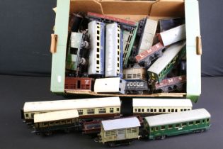 33 O gauge items of rolling stock mainly featuring Hornby examples to include 2 x French Pullman