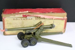 Boxed Britains No 2064 155mm Gun model with 3x shells and spring shell case, diecast vg with some