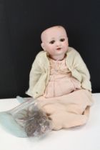 Early 20th C Armand Marseilles bisque headed doll, marked 985, brown glass eyes, teeth, loose wig,
